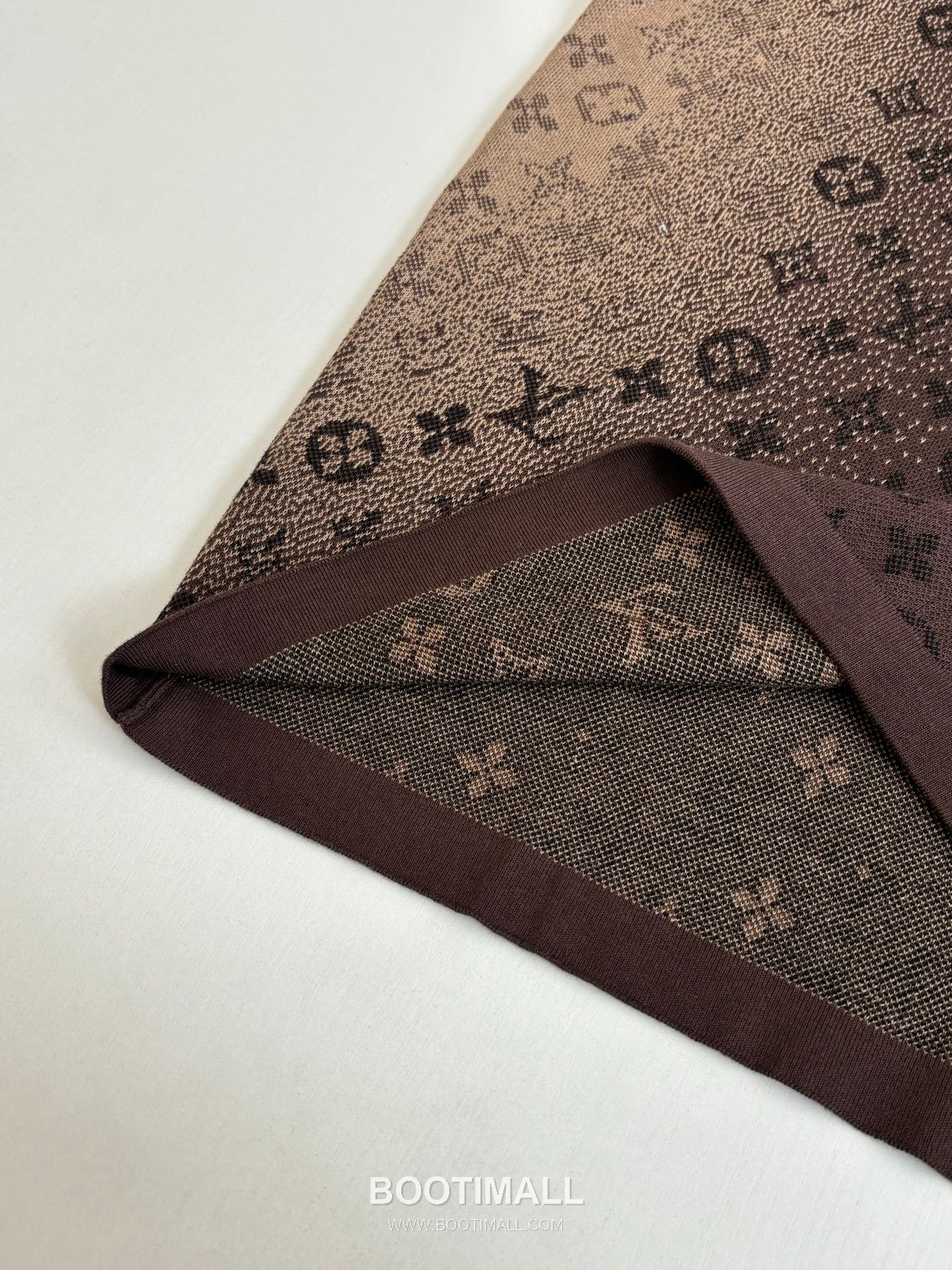 Louis Vuitton SS26 Gradient Monogram Jacquard Knit Short Sleeve T-Shirt 루이비통 SS26 그라데이션 모노그램 자카드 니트 반팔 티셔츠 11