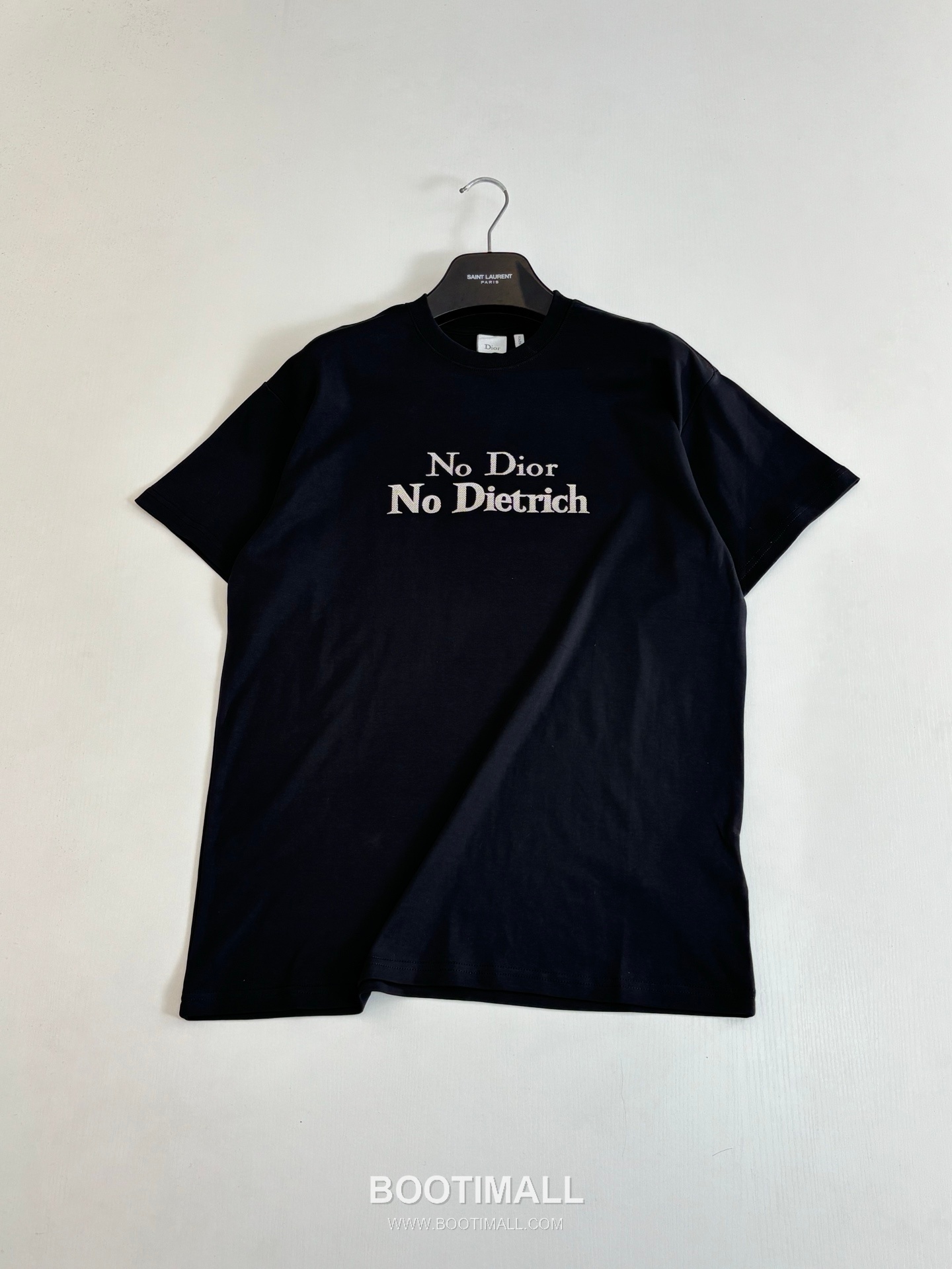 Dior SS26 “No Dior No Dietrich” Embroidered Cotton Short Sleeve T-Shirt 디올 SS26 노 디올 노 디트리히 자수 코튼 반팔 티셔츠 3
