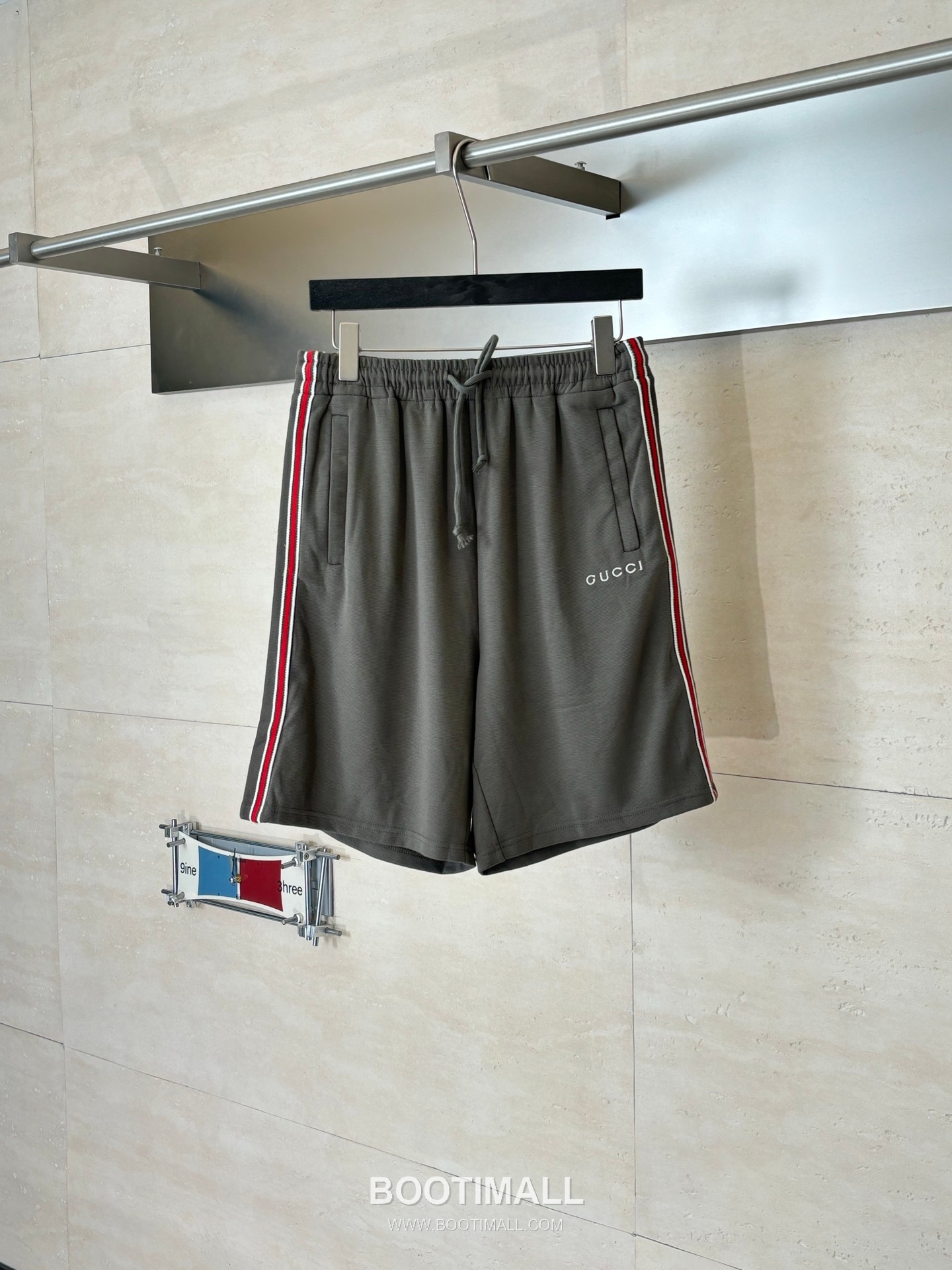 Gucci FW25 Stripe Web Trim Embroidered Cotton Drawstring Shorts 구찌 FW25 스트라이프 웹 트림 자수 코튼 드로우스트링 쇼츠 1