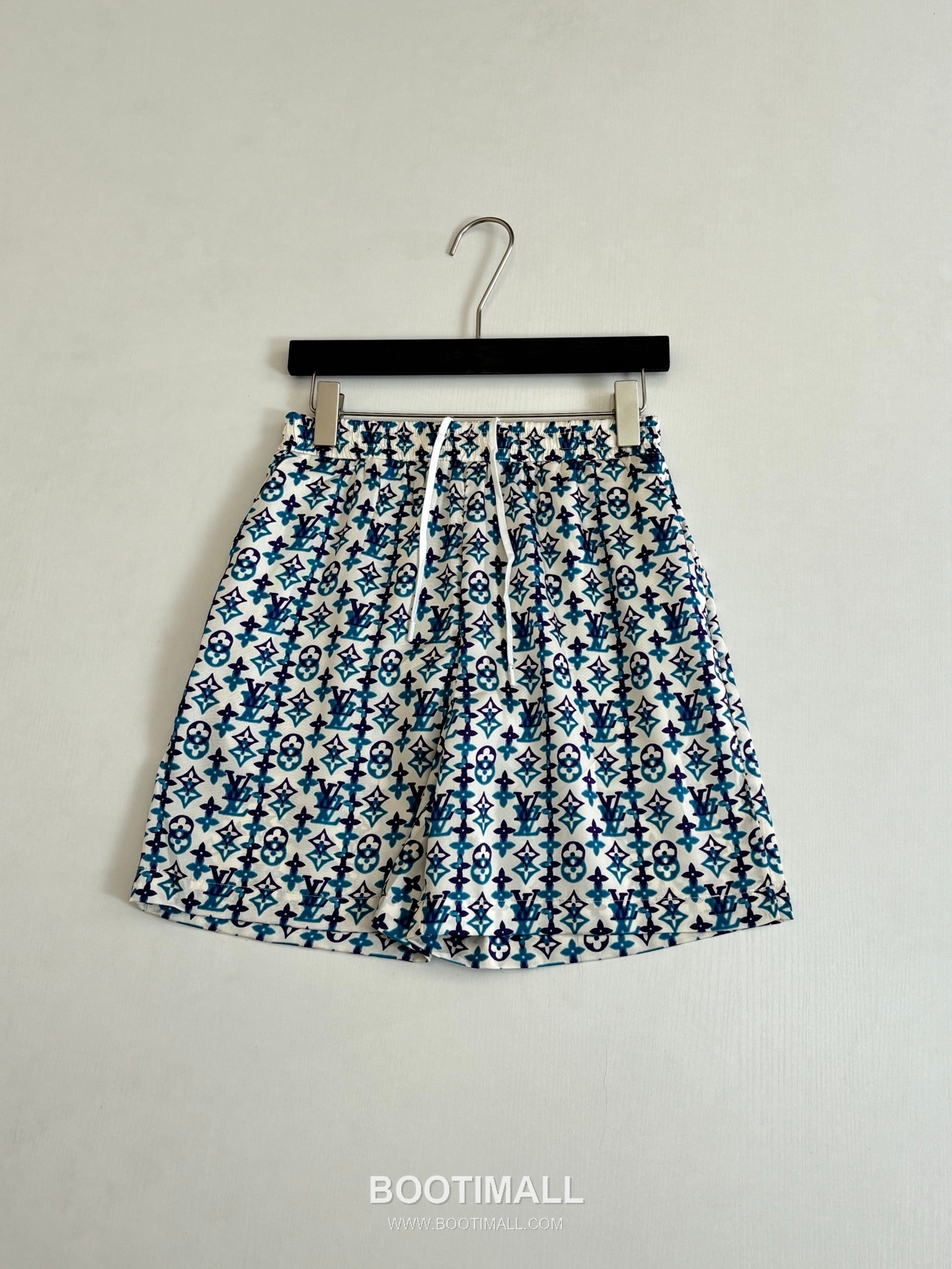 Louis Vuitton SS26 Monogram Overlap Gradient Silk Shorts 루이비통 SS26 모노그램 오버랩 그라데이션 실크 쇼츠 3