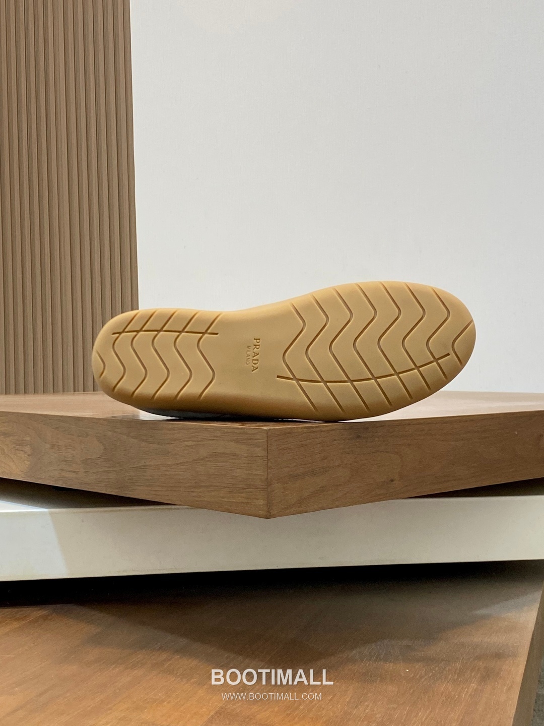 ## 신발 제품 스펙 분석
Prada America's Cup Leather Sneakers 프라다 아메리카스컵 레더 스니커즈 4E3400 9