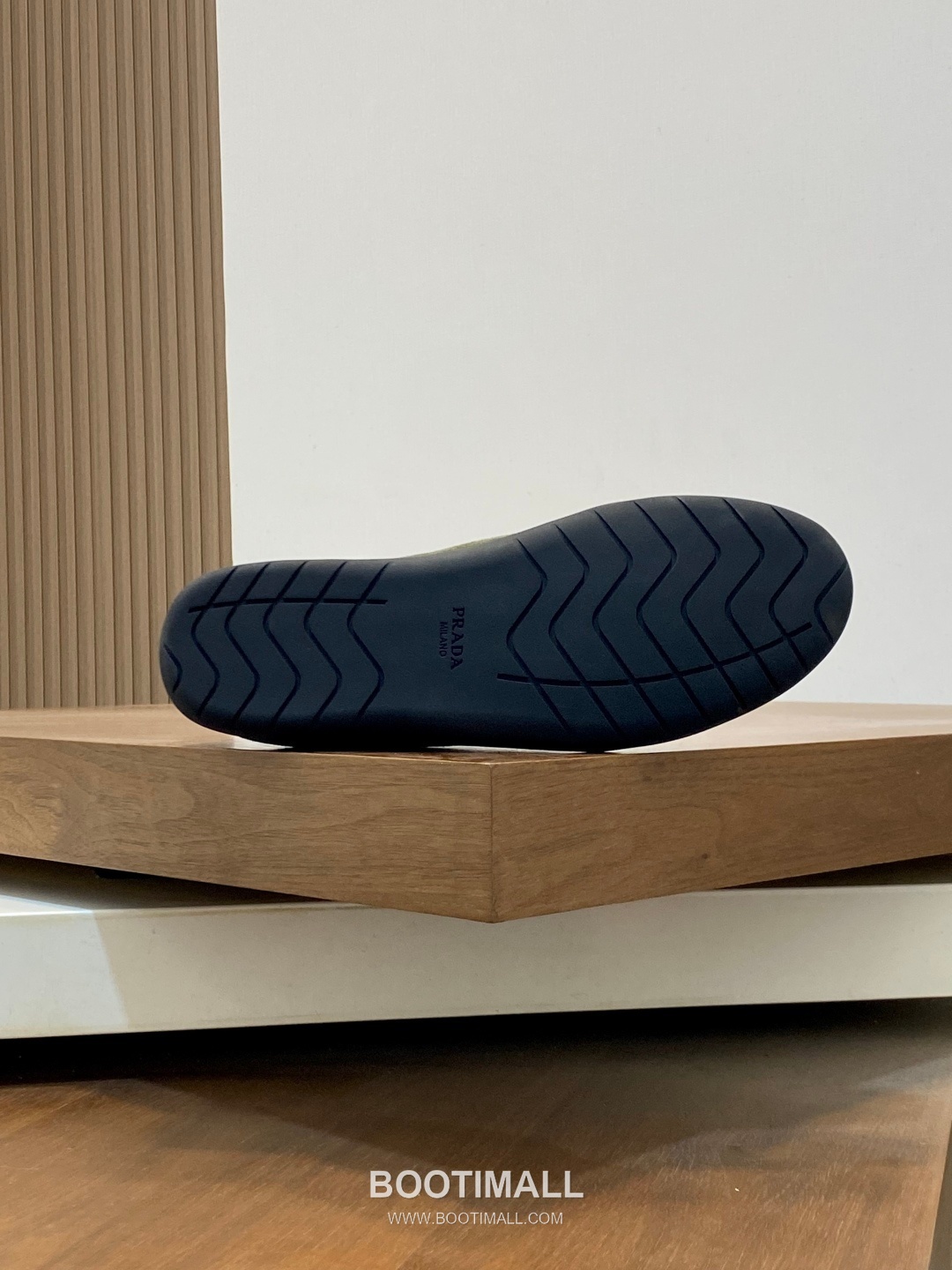 ## 신발 제품 스펙 분석
Prada America's Cup Leather Sneakers 프라다 아메리카스컵 레더 스니커즈 4E3400 9