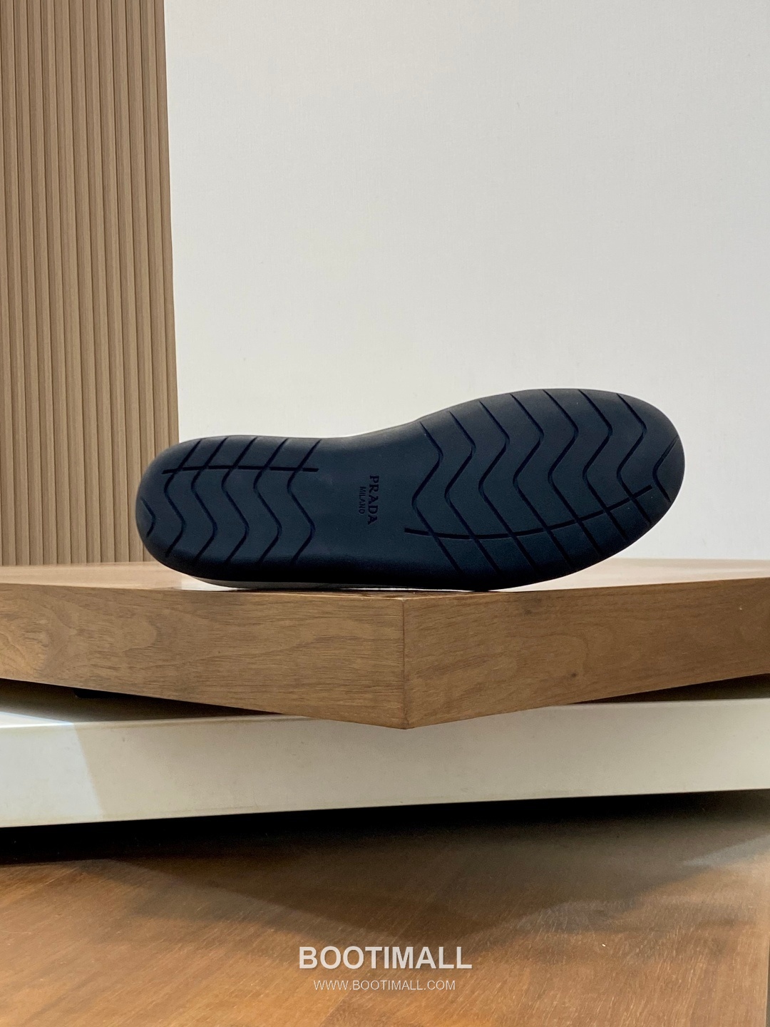 ## 신발 제품 스펙 분석

Prada America's Cup Leather Sneakers 프라다 아메리카스컵 레더 스니커즈 4E3400 9