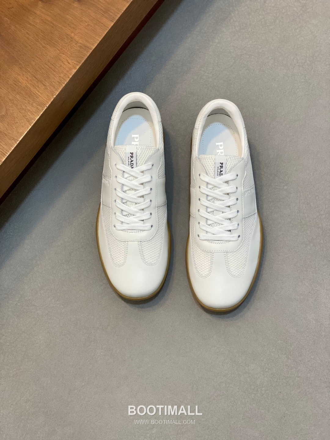 ## 신발 제품 스펙 분석
Prada Panelled Leather Sneakers 프라다 패널드 레더 스니커즈 4E3538 1