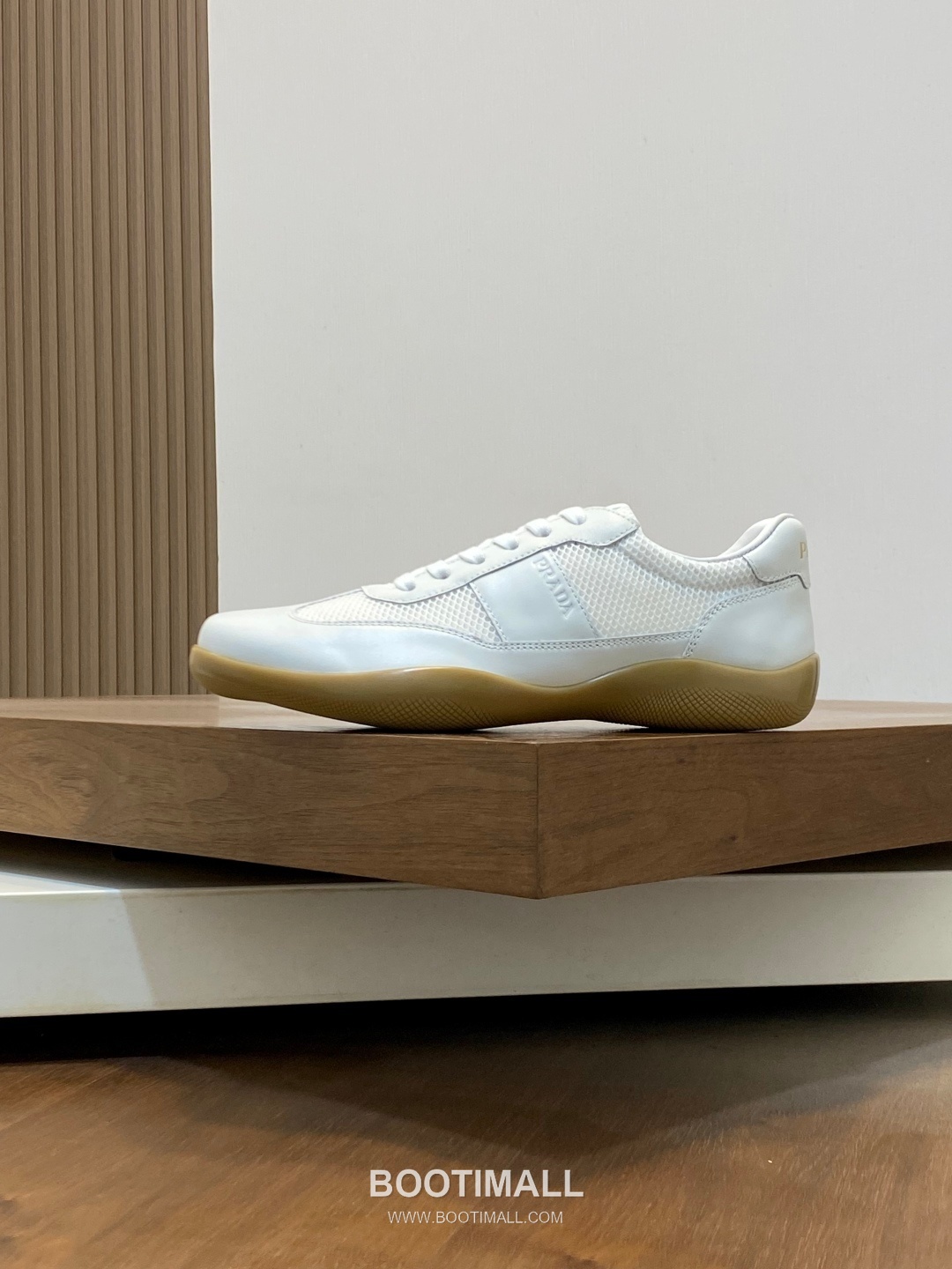 ## 신발 제품 스펙 분석
Prada Panelled Leather Sneakers 프라다 패널드 레더 스니커즈 4E3538 2