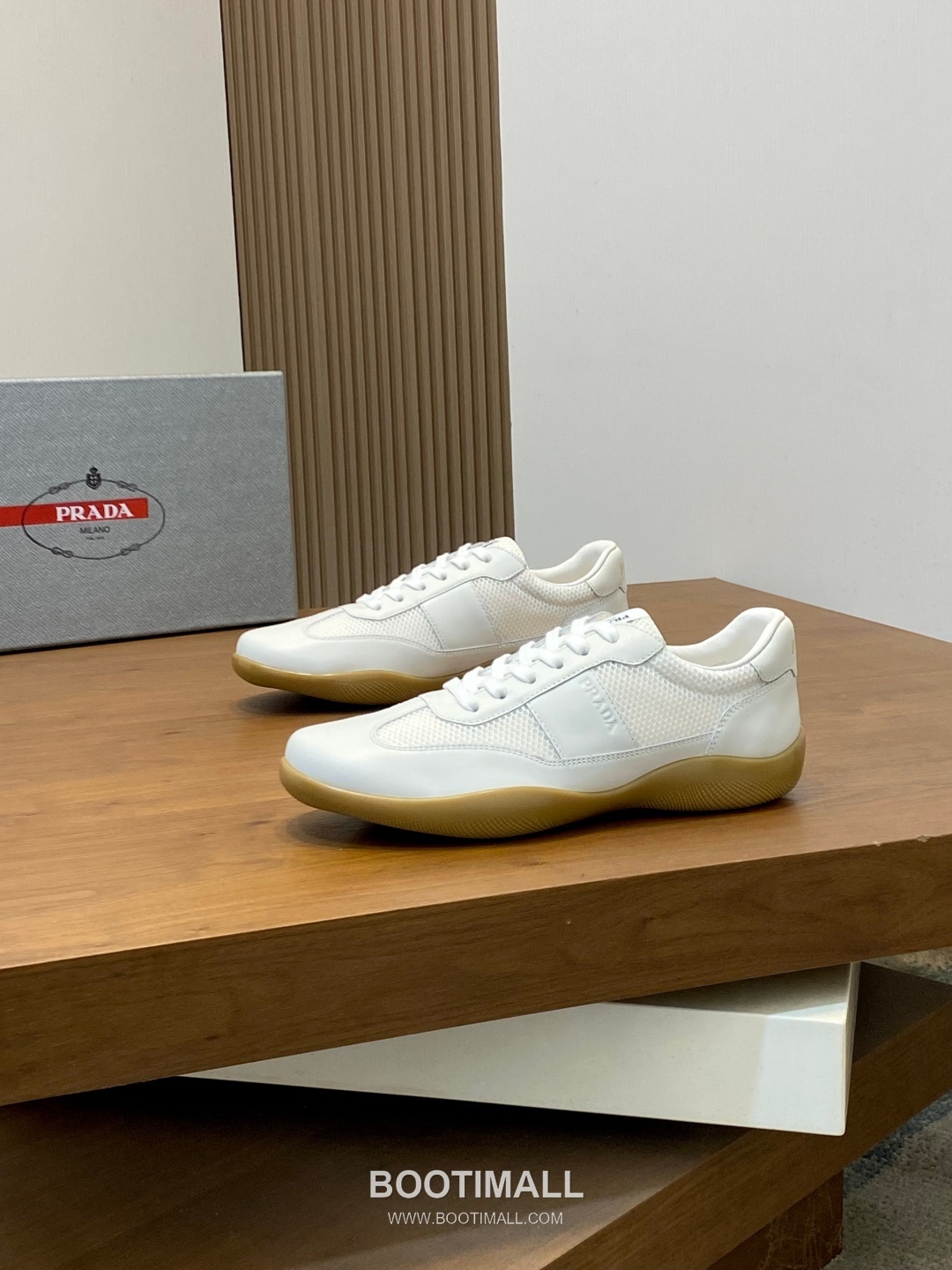 ## 신발 제품 스펙 분석
Prada Panelled Leather Sneakers 프라다 패널드 레더 스니커즈 4E3538 3