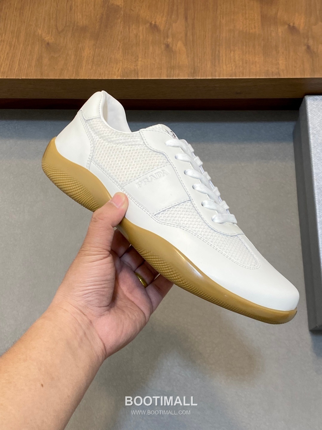 ## 신발 제품 스펙 분석
Prada Panelled Leather Sneakers 프라다 패널드 레더 스니커즈 4E3538 4