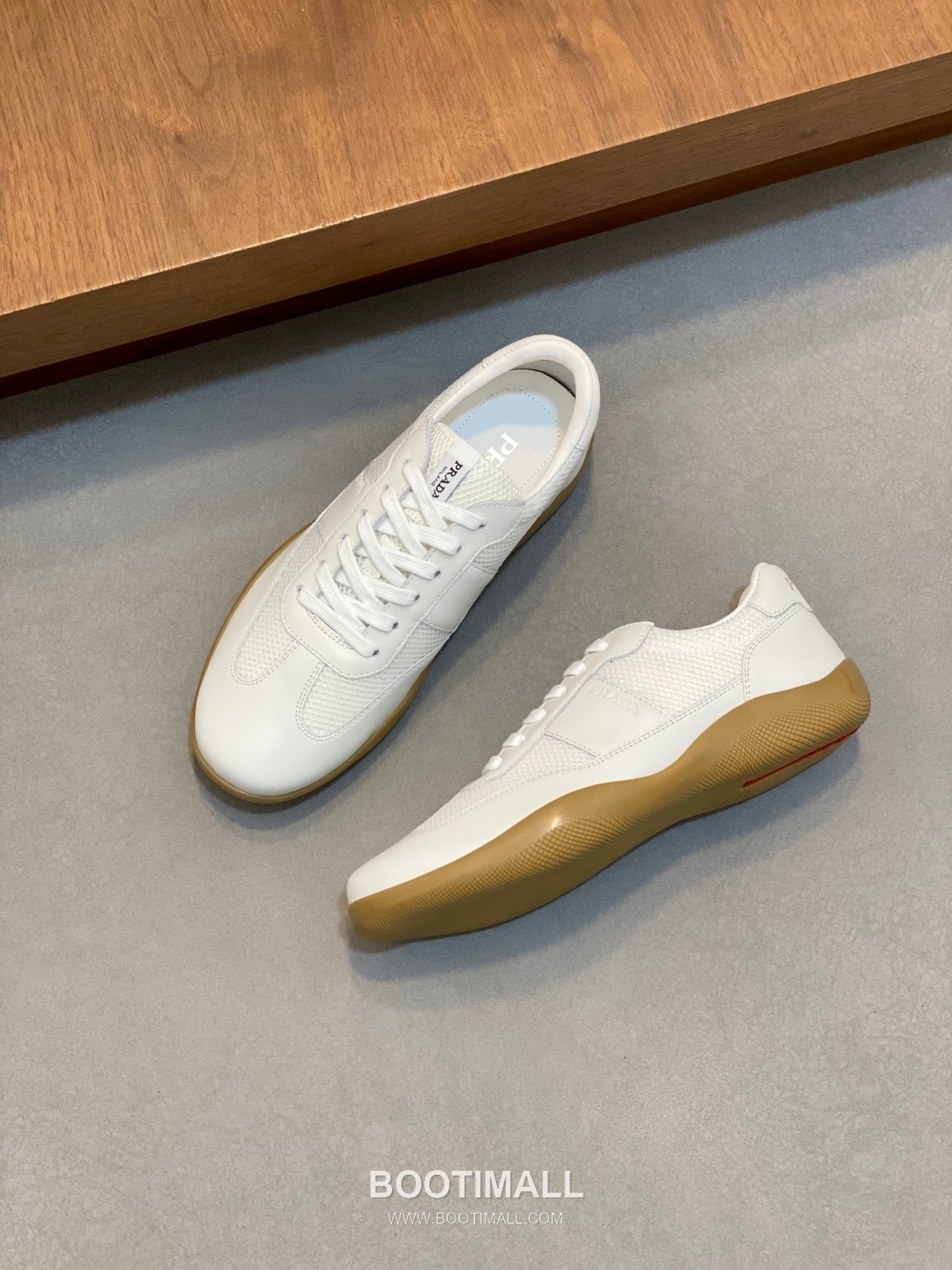 ## 신발 제품 스펙 분석
Prada Panelled Leather Sneakers 프라다 패널드 레더 스니커즈 4E3538 5