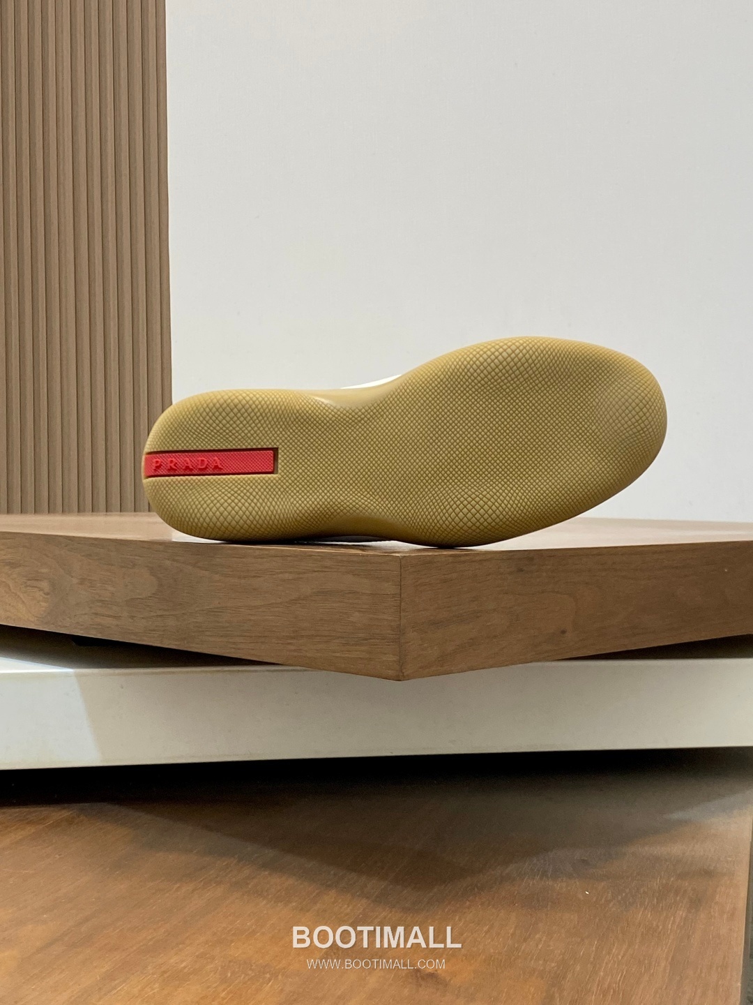 ## 신발 제품 스펙 분석
Prada Panelled Leather Sneakers 프라다 패널드 레더 스니커즈 4E3538 9