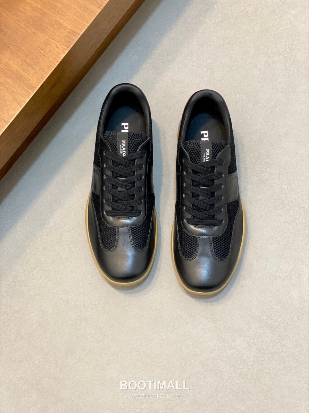 ## 신발 제품 스펙 분석

Prada Panelled Leather Sneakers 프라다 패널드 레더 스니커즈 4E3538 1