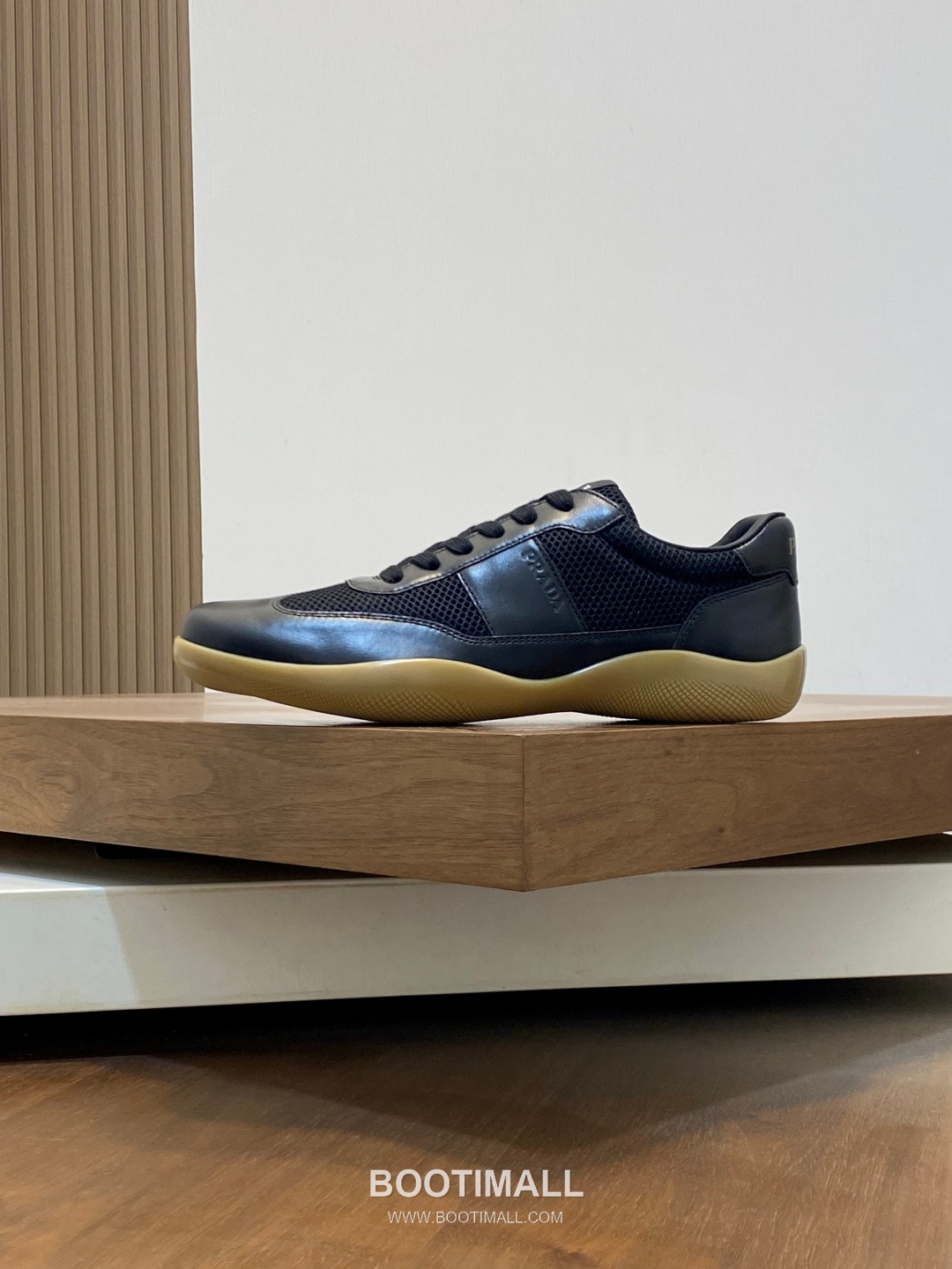 ## 신발 제품 스펙 분석

Prada Panelled Leather Sneakers 프라다 패널드 레더 스니커즈 4E3538 2