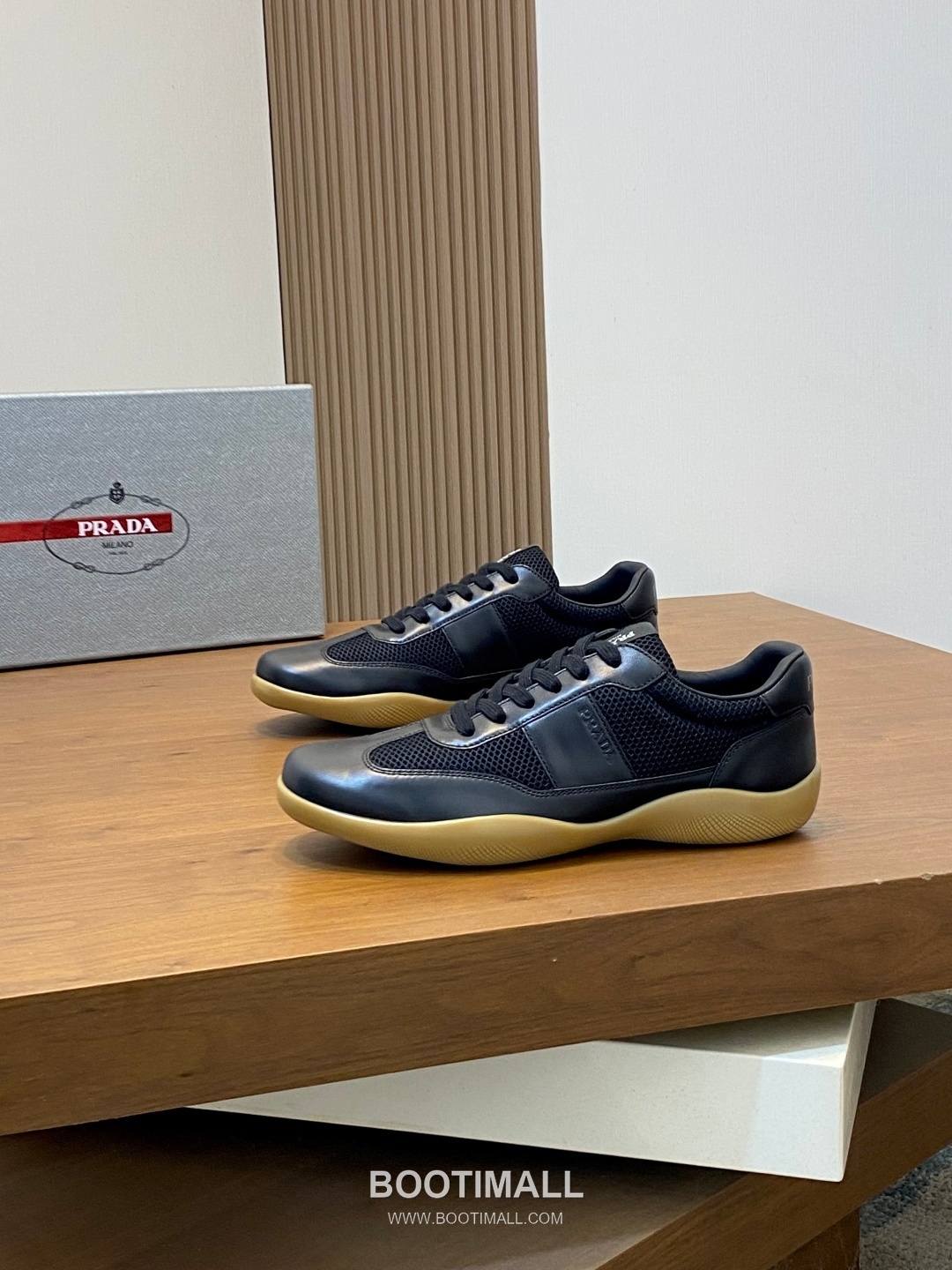 ## 신발 제품 스펙 분석

Prada Panelled Leather Sneakers 프라다 패널드 레더 스니커즈 4E3538 3