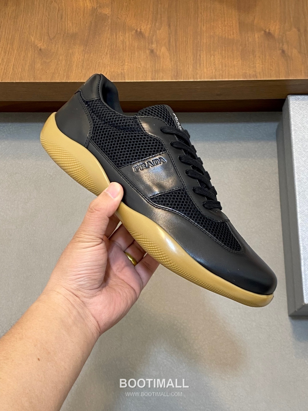 ## 신발 제품 스펙 분석

Prada Panelled Leather Sneakers 프라다 패널드 레더 스니커즈 4E3538 4