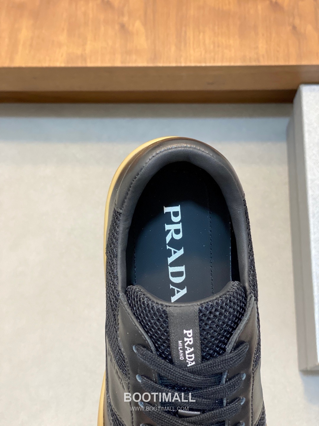 ## 신발 제품 스펙 분석

Prada Panelled Leather Sneakers 프라다 패널드 레더 스니커즈 4E3538 7