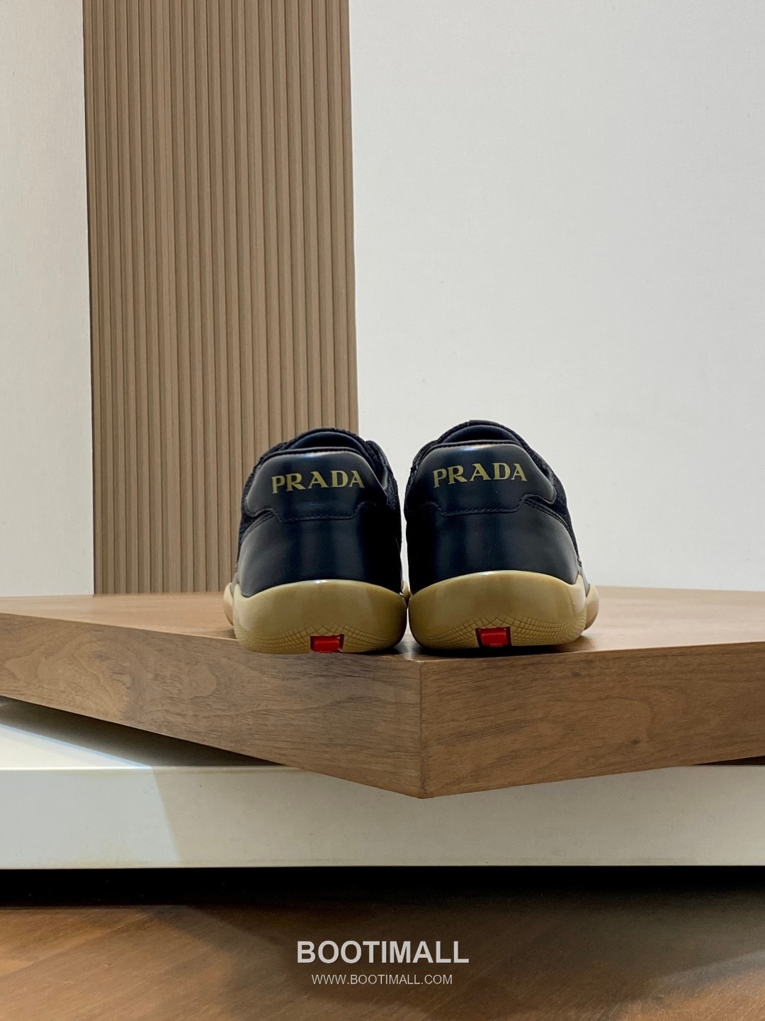 ## 신발 제품 스펙 분석

Prada Panelled Leather Sneakers 프라다 패널드 레더 스니커즈 4E3538 8