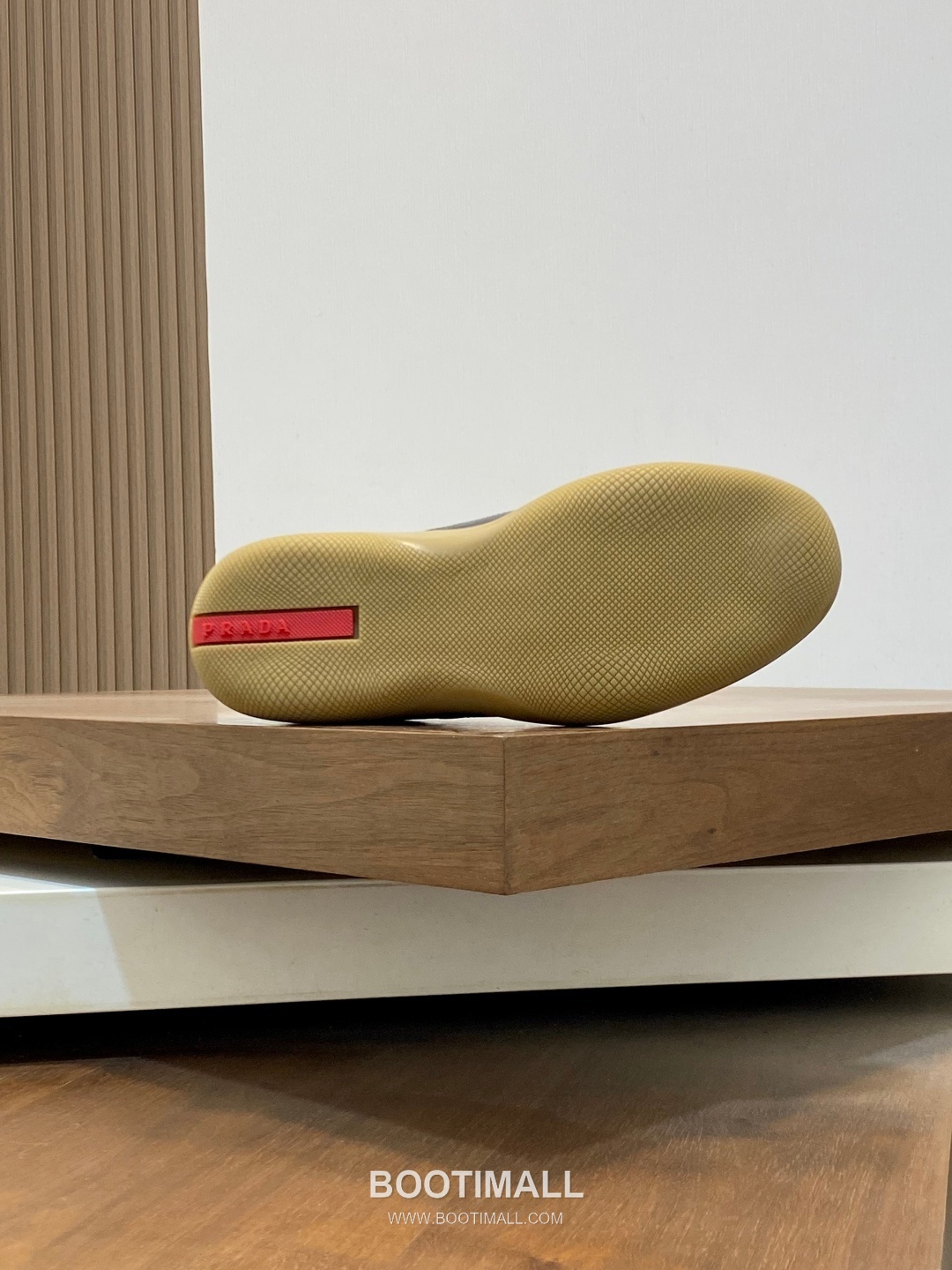 ## 신발 제품 스펙 분석

Prada Panelled Leather Sneakers 프라다 패널드 레더 스니커즈 4E3538 9