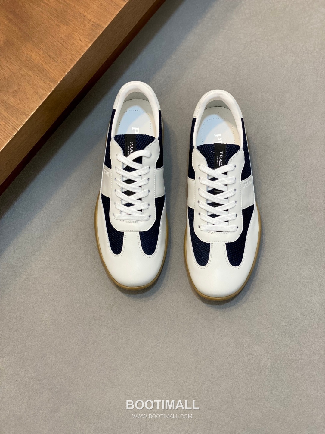 ## 신발 제품 스펙 분석

Prada Panelled Leather Sneakers 프라다 패널드 레더 스니커즈 4E3538 1