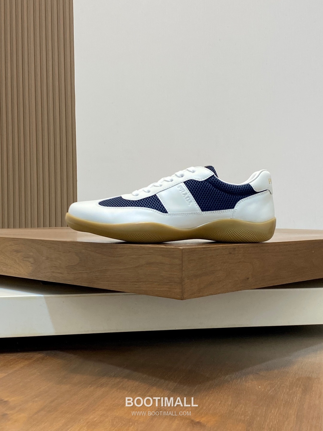 ## 신발 제품 스펙 분석

Prada Panelled Leather Sneakers 프라다 패널드 레더 스니커즈 4E3538 2