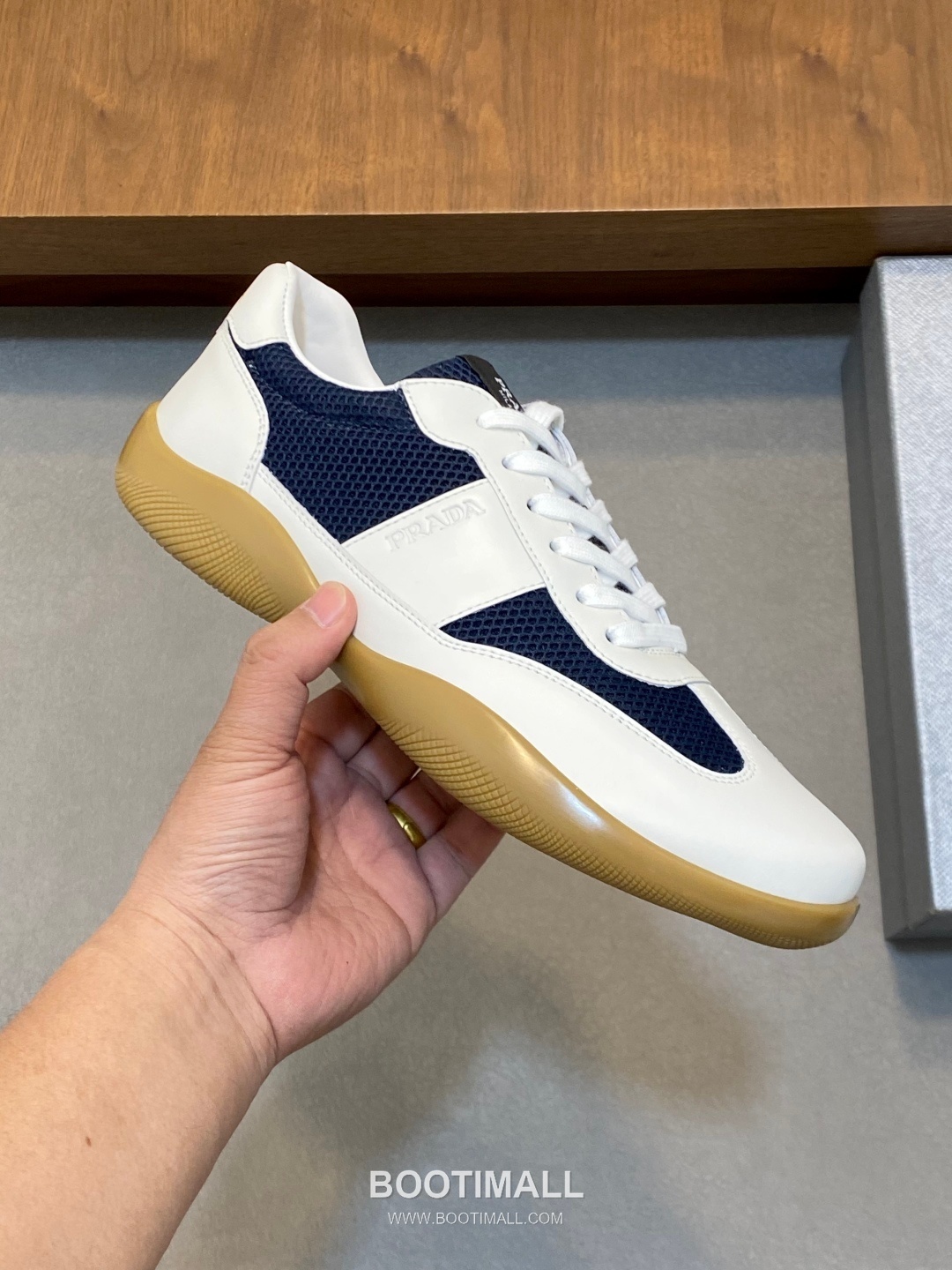 ## 신발 제품 스펙 분석

Prada Panelled Leather Sneakers 프라다 패널드 레더 스니커즈 4E3538 4