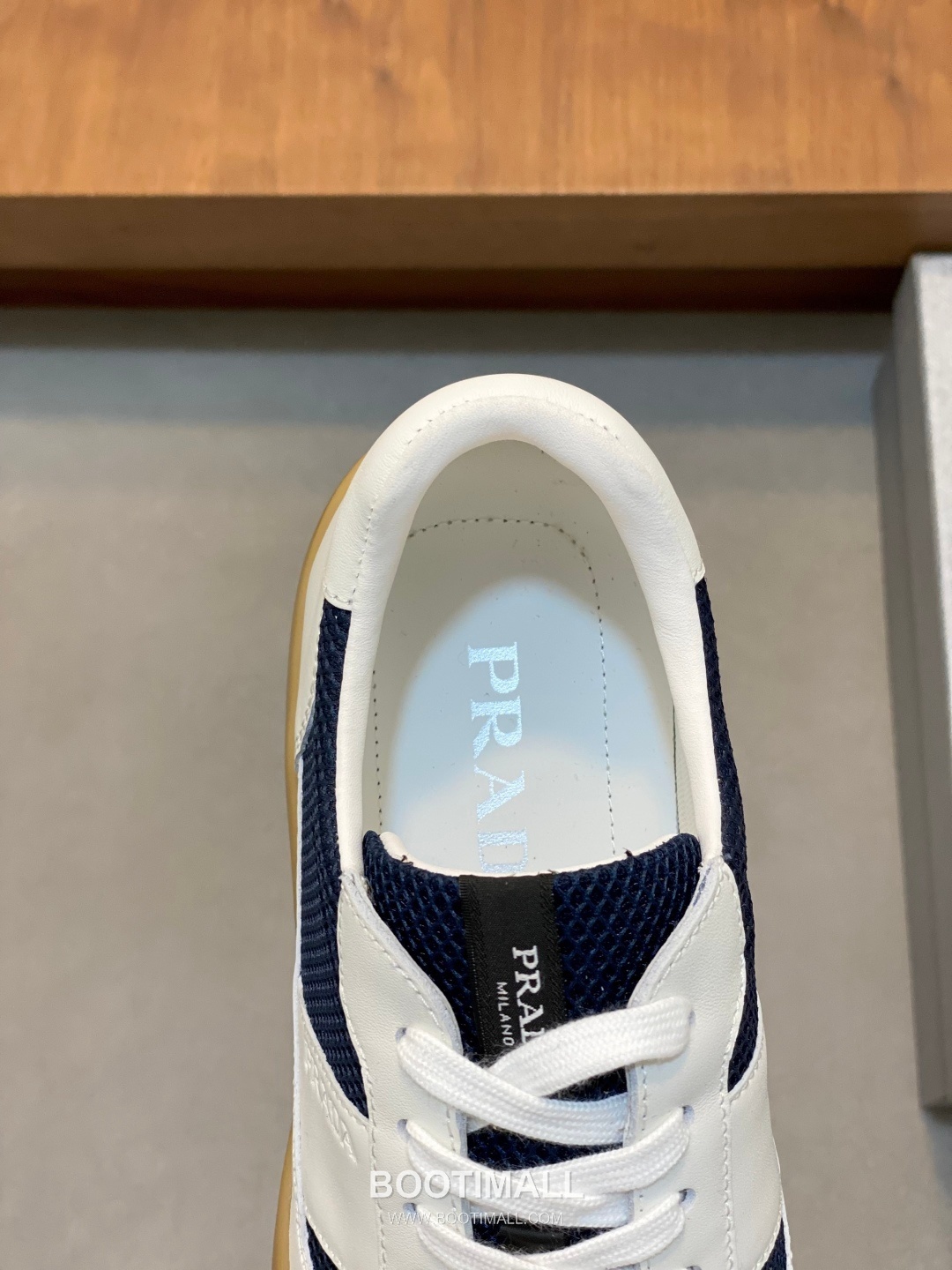 ## 신발 제품 스펙 분석

Prada Panelled Leather Sneakers 프라다 패널드 레더 스니커즈 4E3538 7