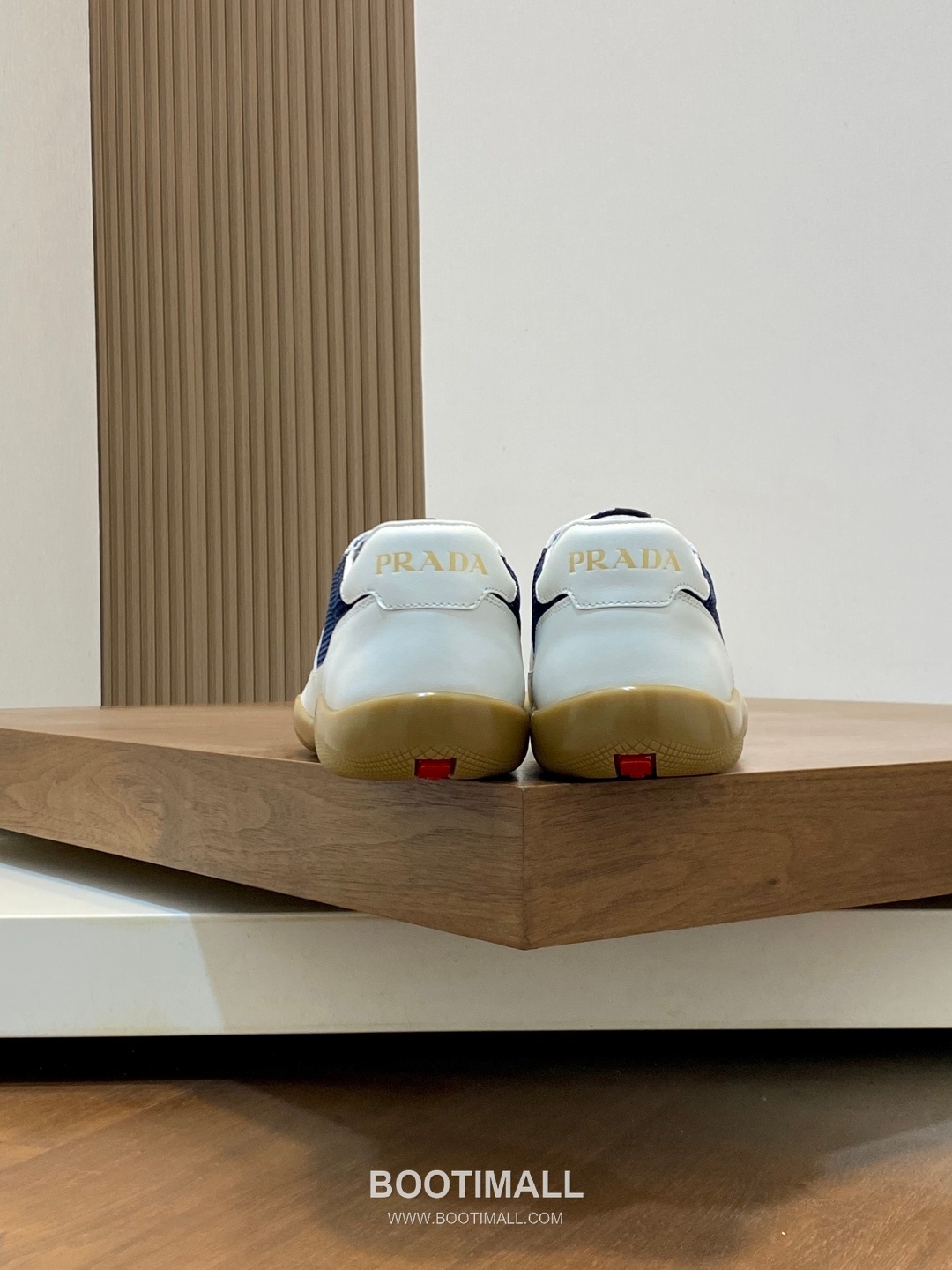 ## 신발 제품 스펙 분석

Prada Panelled Leather Sneakers 프라다 패널드 레더 스니커즈 4E3538 8