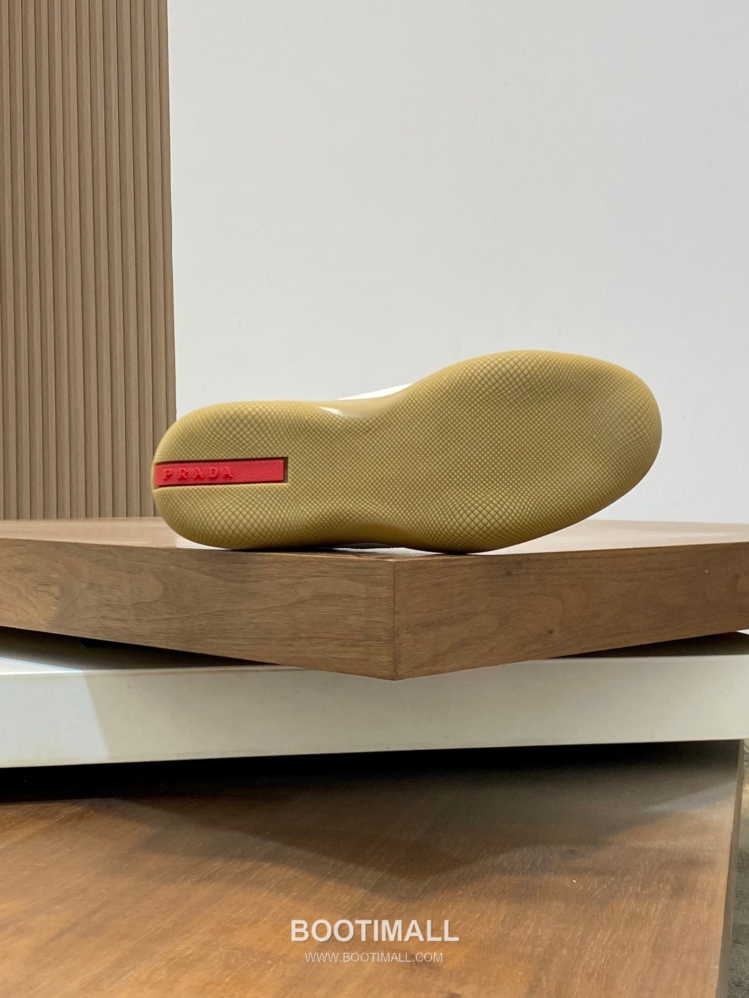 ## 신발 제품 스펙 분석

Prada Panelled Leather Sneakers 프라다 패널드 레더 스니커즈 4E3538 9