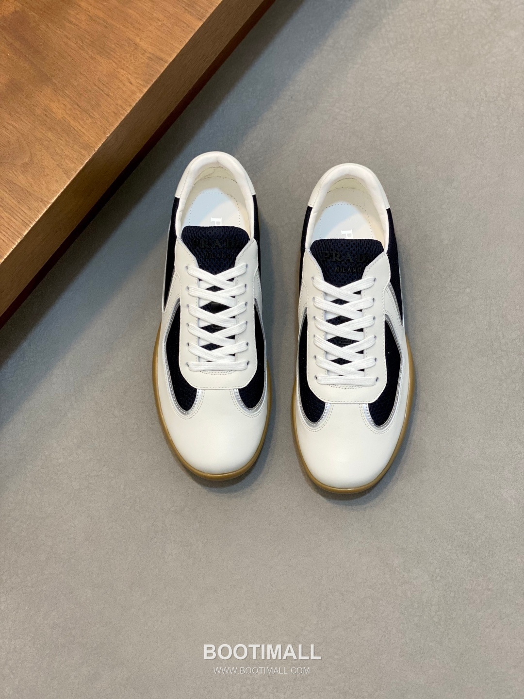 ## 신발 제품 스펙 분석
Prada Panelled Leather Sneakers 프라다 패널드 레더 스니커즈 4E3538 1