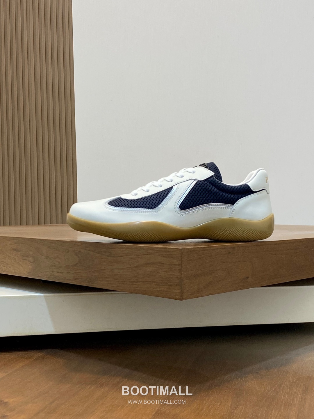 ## 신발 제품 스펙 분석
Prada Panelled Leather Sneakers 프라다 패널드 레더 스니커즈 4E3538 2