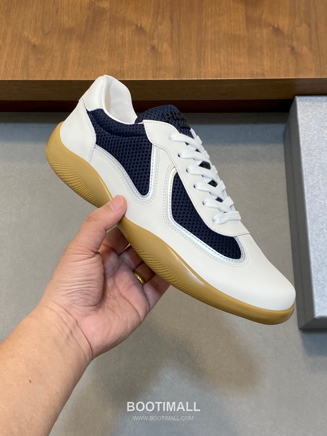 ## 신발 제품 스펙 분석
Prada Panelled Leather Sneakers 프라다 패널드 레더 스니커즈 4E3538 4