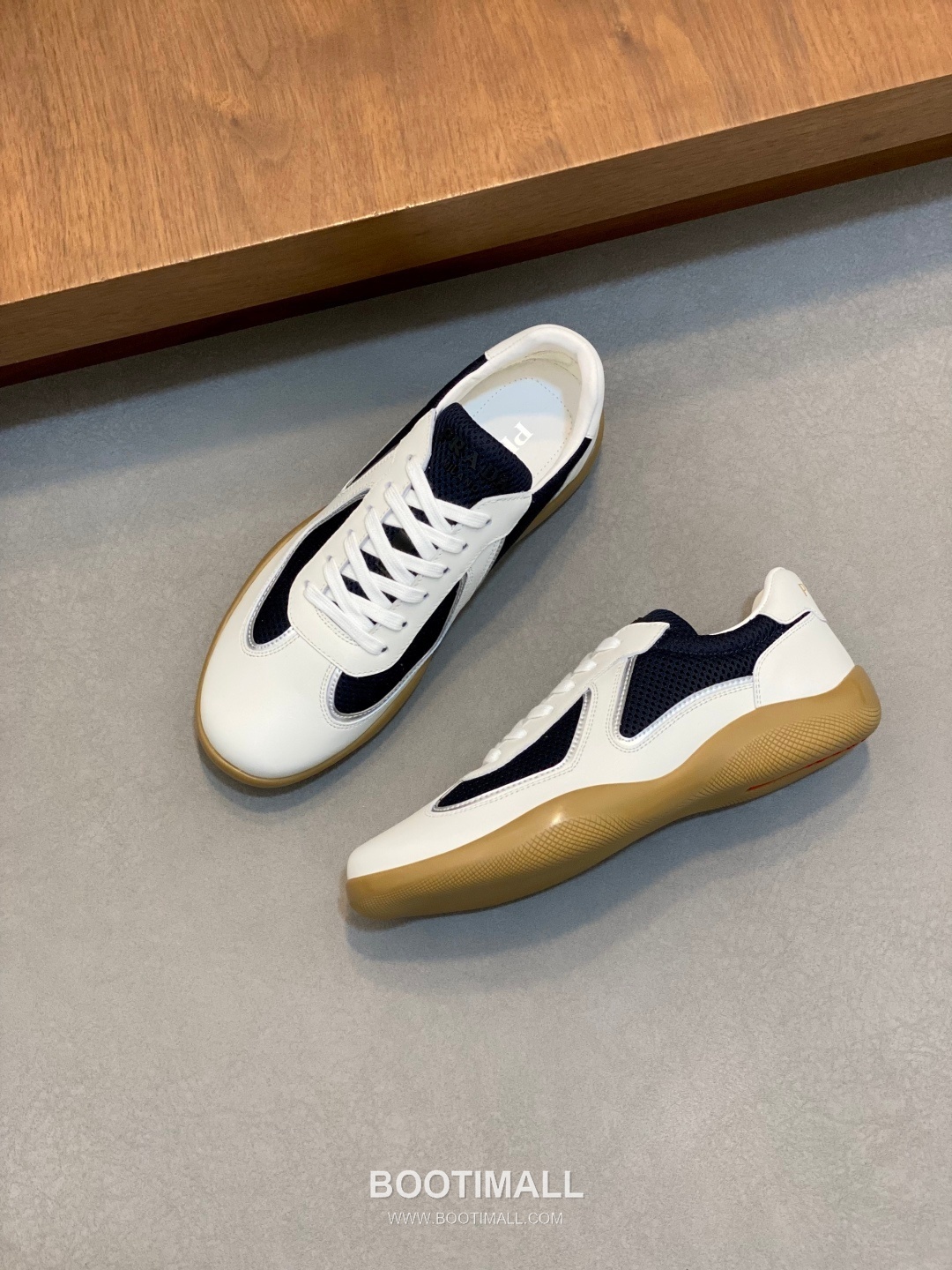 ## 신발 제품 스펙 분석
Prada Panelled Leather Sneakers 프라다 패널드 레더 스니커즈 4E3538 5