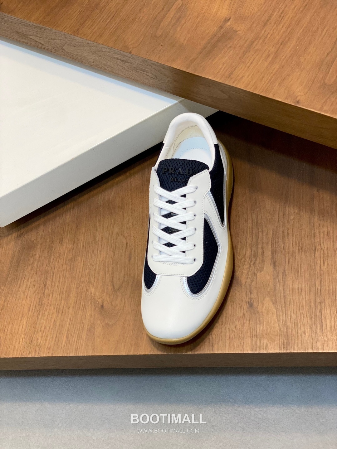 ## 신발 제품 스펙 분석
Prada Panelled Leather Sneakers 프라다 패널드 레더 스니커즈 4E3538 6