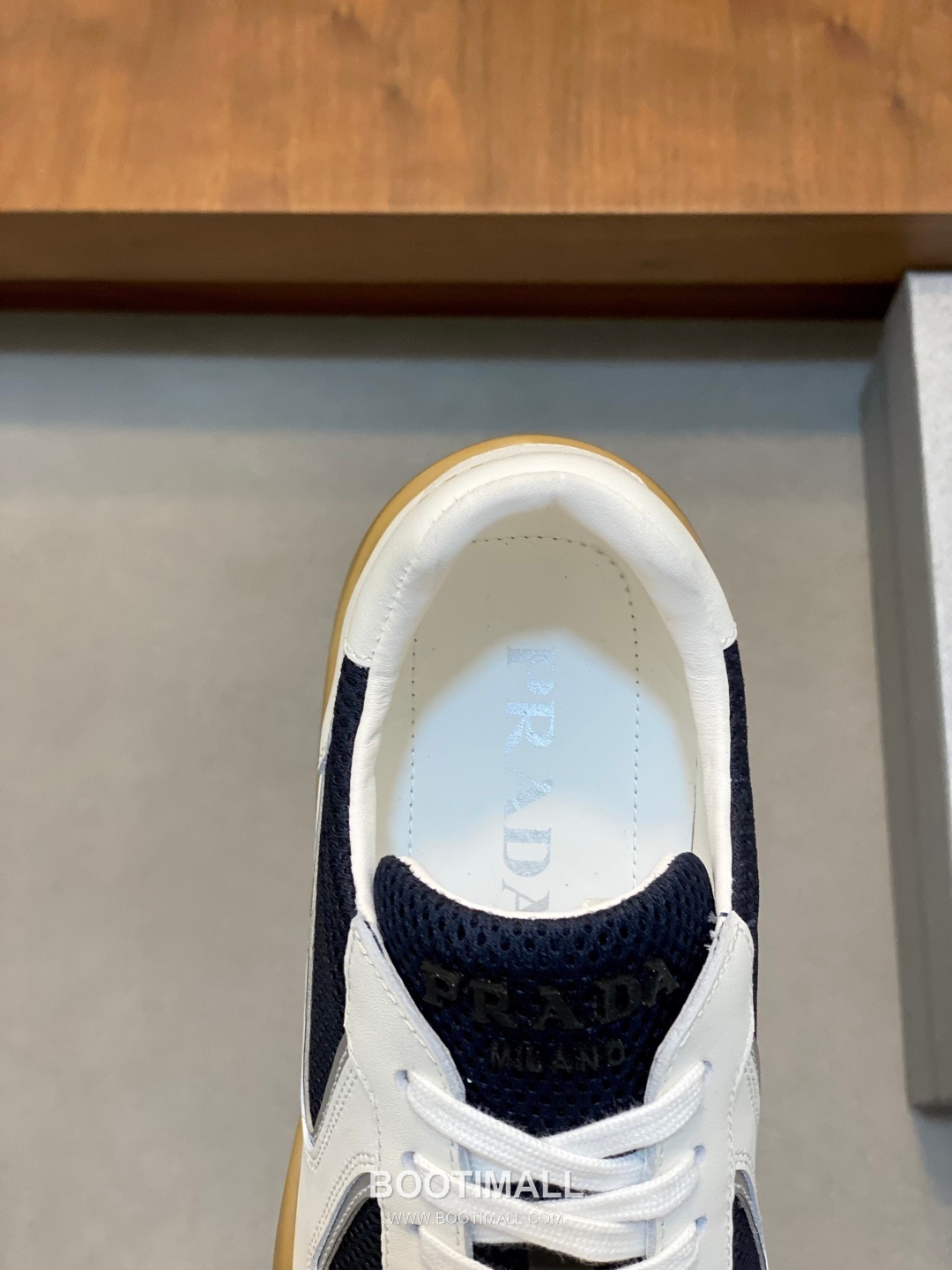 ## 신발 제품 스펙 분석
Prada Panelled Leather Sneakers 프라다 패널드 레더 스니커즈 4E3538 7