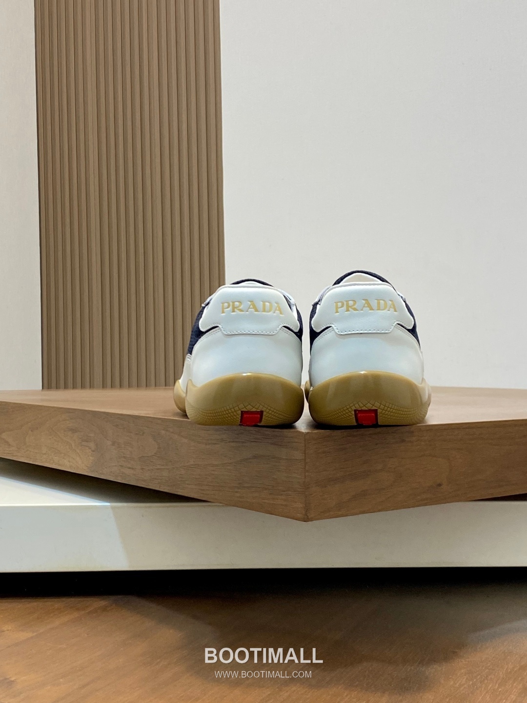 ## 신발 제품 스펙 분석
Prada Panelled Leather Sneakers 프라다 패널드 레더 스니커즈 4E3538 8