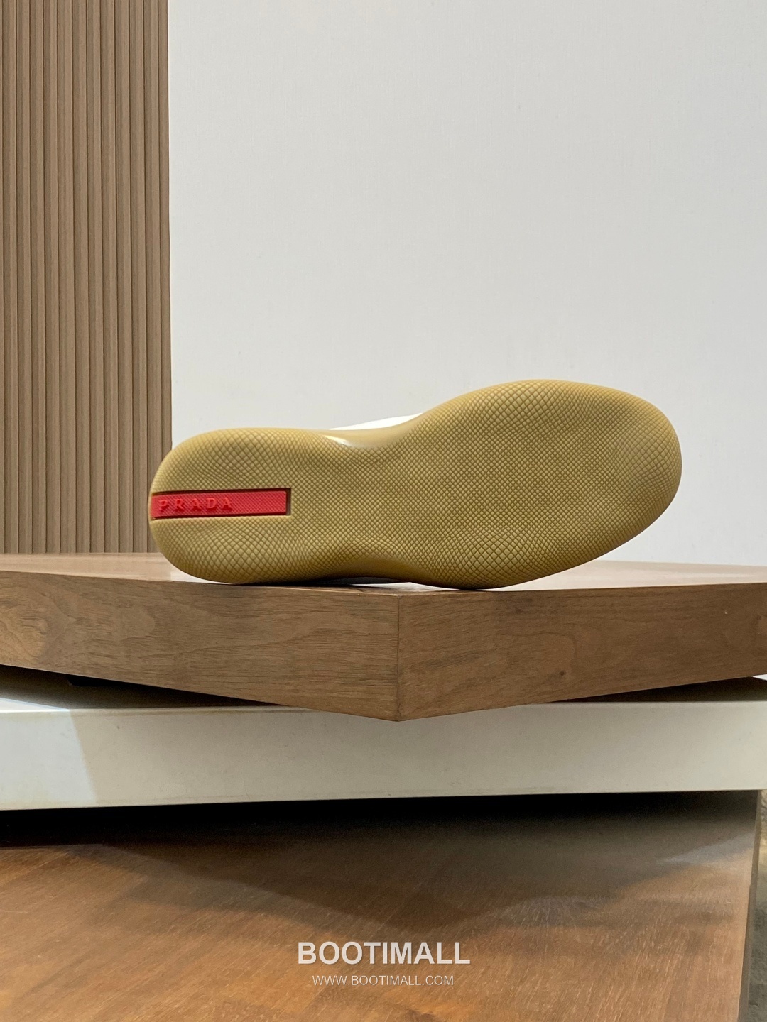 ## 신발 제품 스펙 분석
Prada Panelled Leather Sneakers 프라다 패널드 레더 스니커즈 4E3538 9