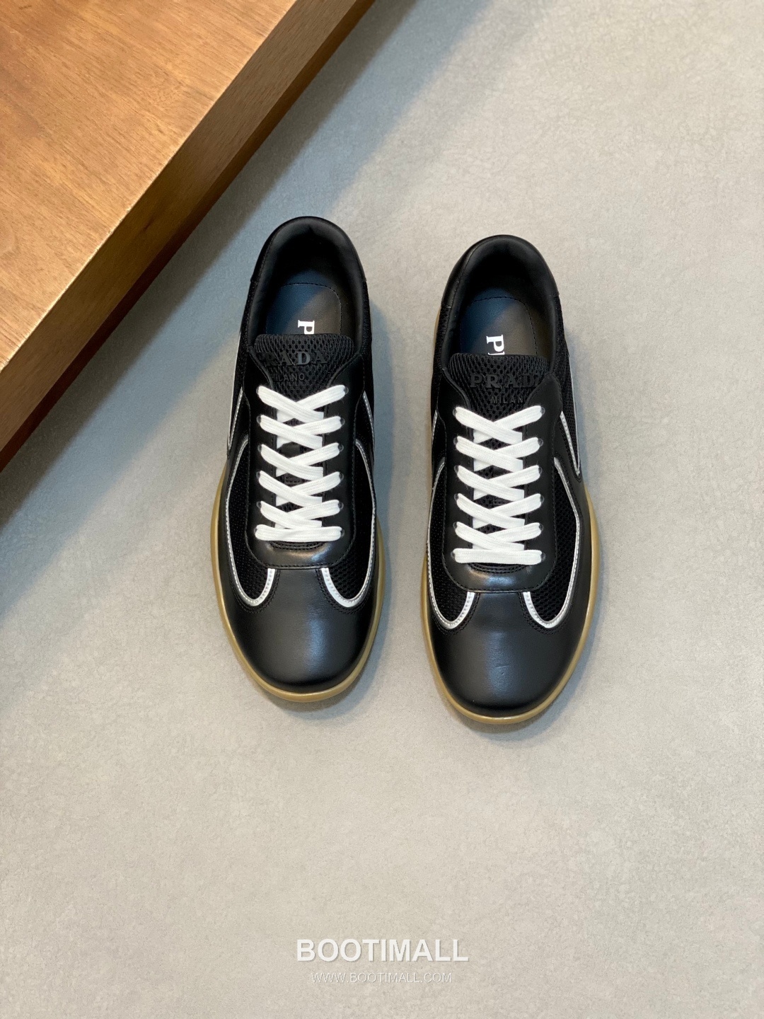 ## 신발 제품 스펙 분석

Prada Panelled Leather Sneakers 프라다 패널드 레더 스니커즈 4E3538 1