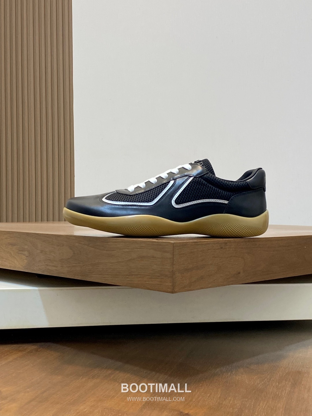 ## 신발 제품 스펙 분석

Prada Panelled Leather Sneakers 프라다 패널드 레더 스니커즈 4E3538 2