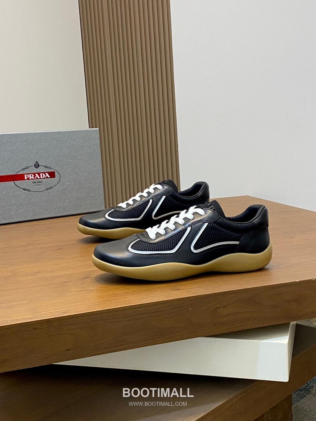 ## 신발 제품 스펙 분석

Prada Panelled Leather Sneakers 프라다 패널드 레더 스니커즈 4E3538 3