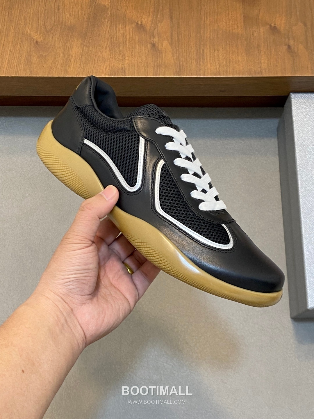 ## 신발 제품 스펙 분석

Prada Panelled Leather Sneakers 프라다 패널드 레더 스니커즈 4E3538 4