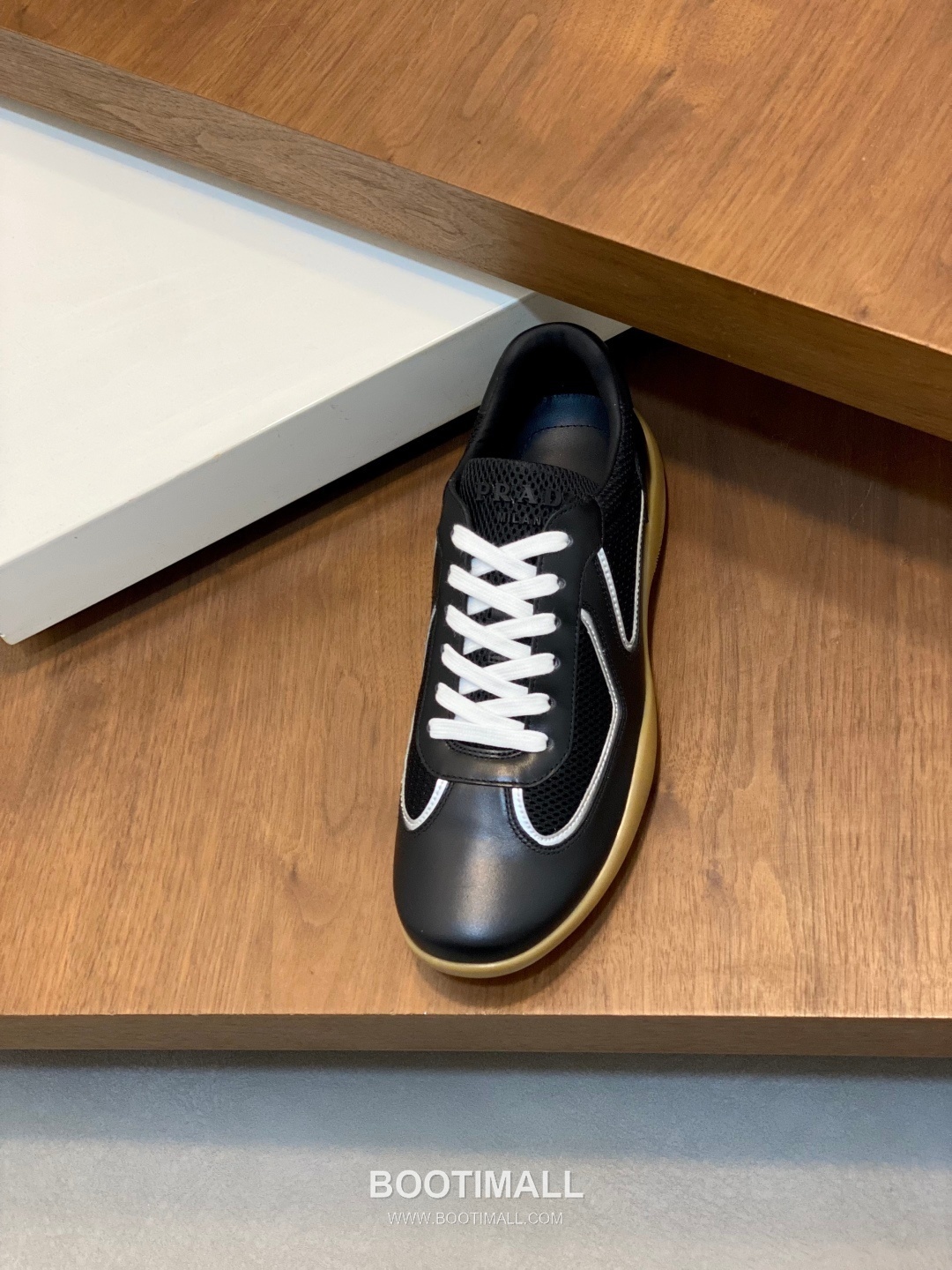 ## 신발 제품 스펙 분석

Prada Panelled Leather Sneakers 프라다 패널드 레더 스니커즈 4E3538 6