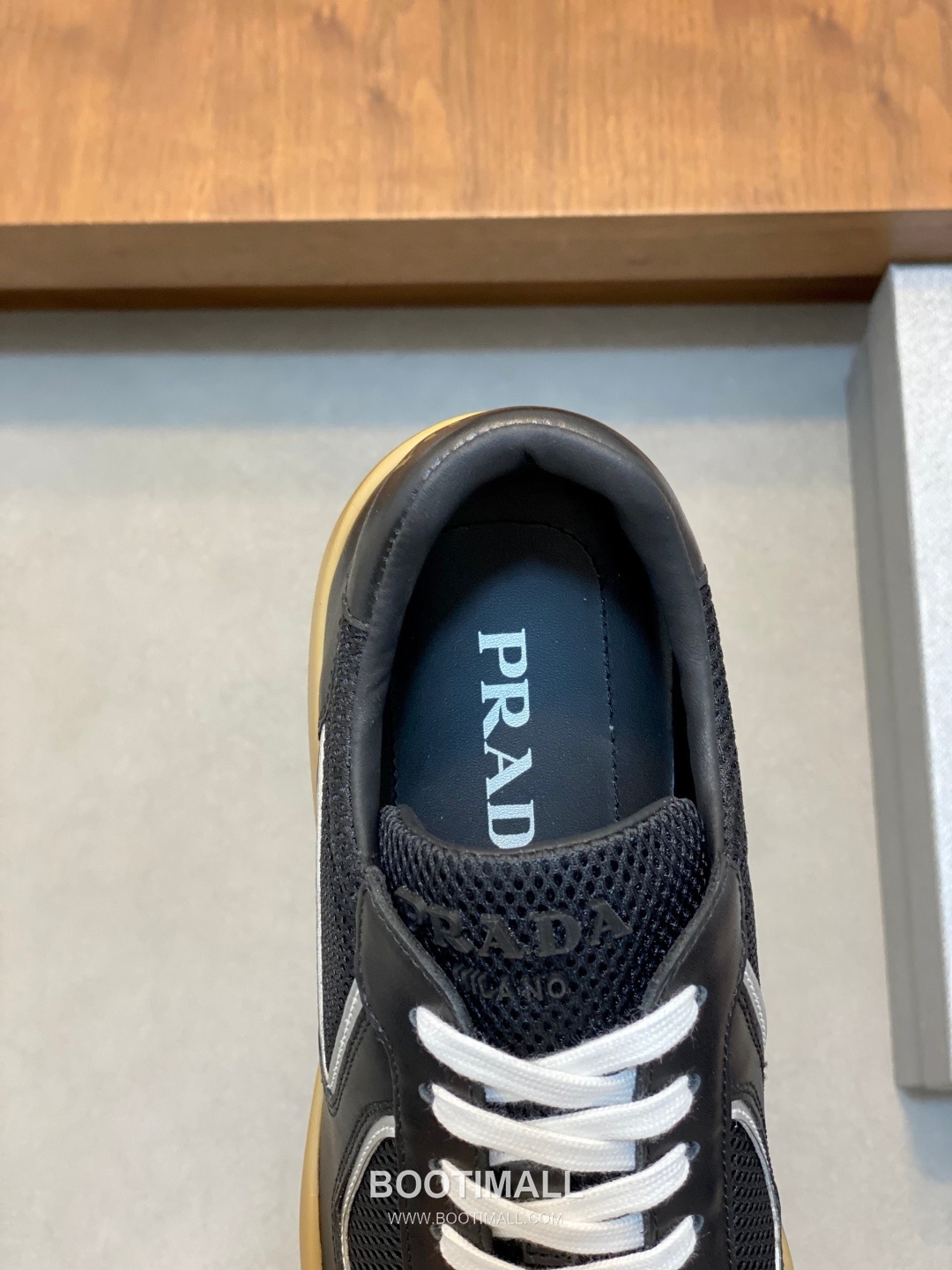 ## 신발 제품 스펙 분석

Prada Panelled Leather Sneakers 프라다 패널드 레더 스니커즈 4E3538 7