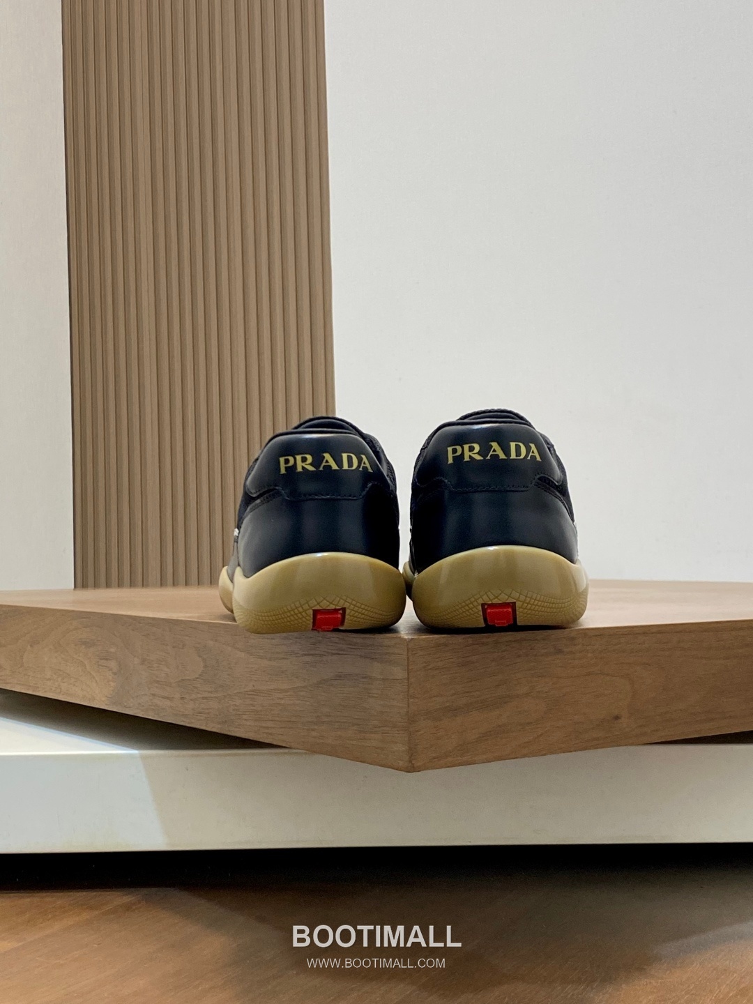 ## 신발 제품 스펙 분석

Prada Panelled Leather Sneakers 프라다 패널드 레더 스니커즈 4E3538 8