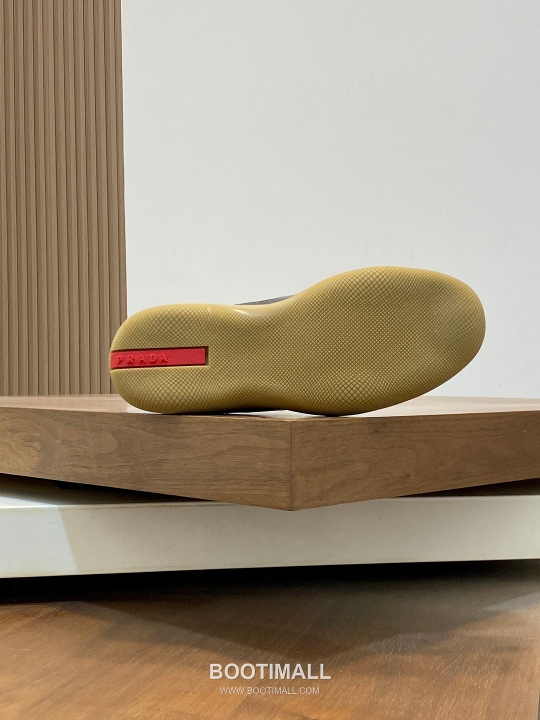 ## 신발 제품 스펙 분석

Prada Panelled Leather Sneakers 프라다 패널드 레더 스니커즈 4E3538 9