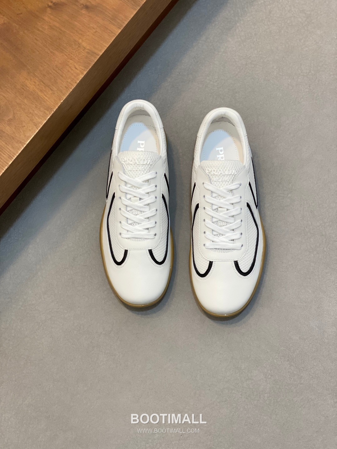 ## 신발 제품 스펙 분석

Prada Panelled Leather Sneakers 프라다 패널드 레더 스니커즈 4E3538 1