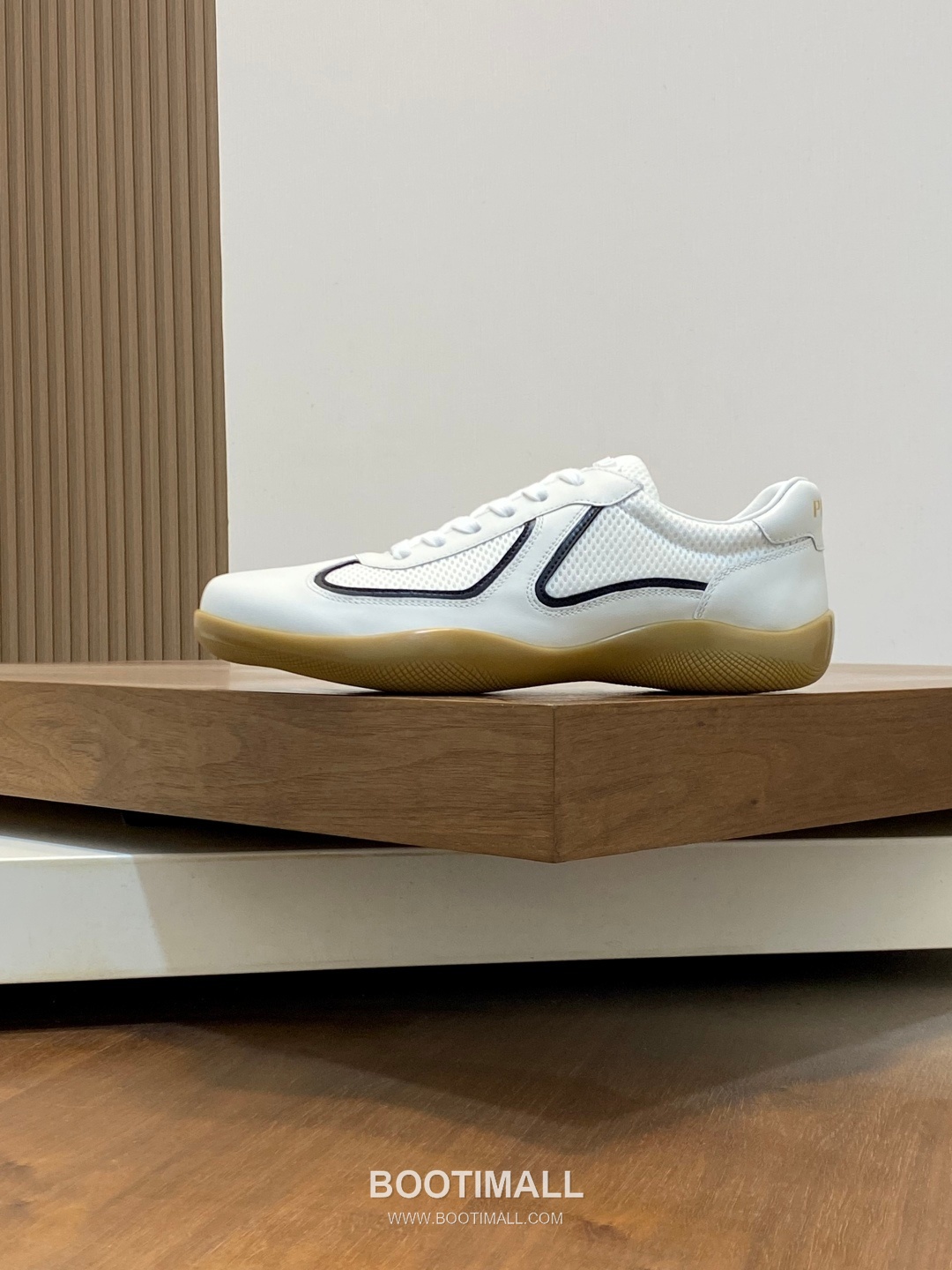 ## 신발 제품 스펙 분석

Prada Panelled Leather Sneakers 프라다 패널드 레더 스니커즈 4E3538 2