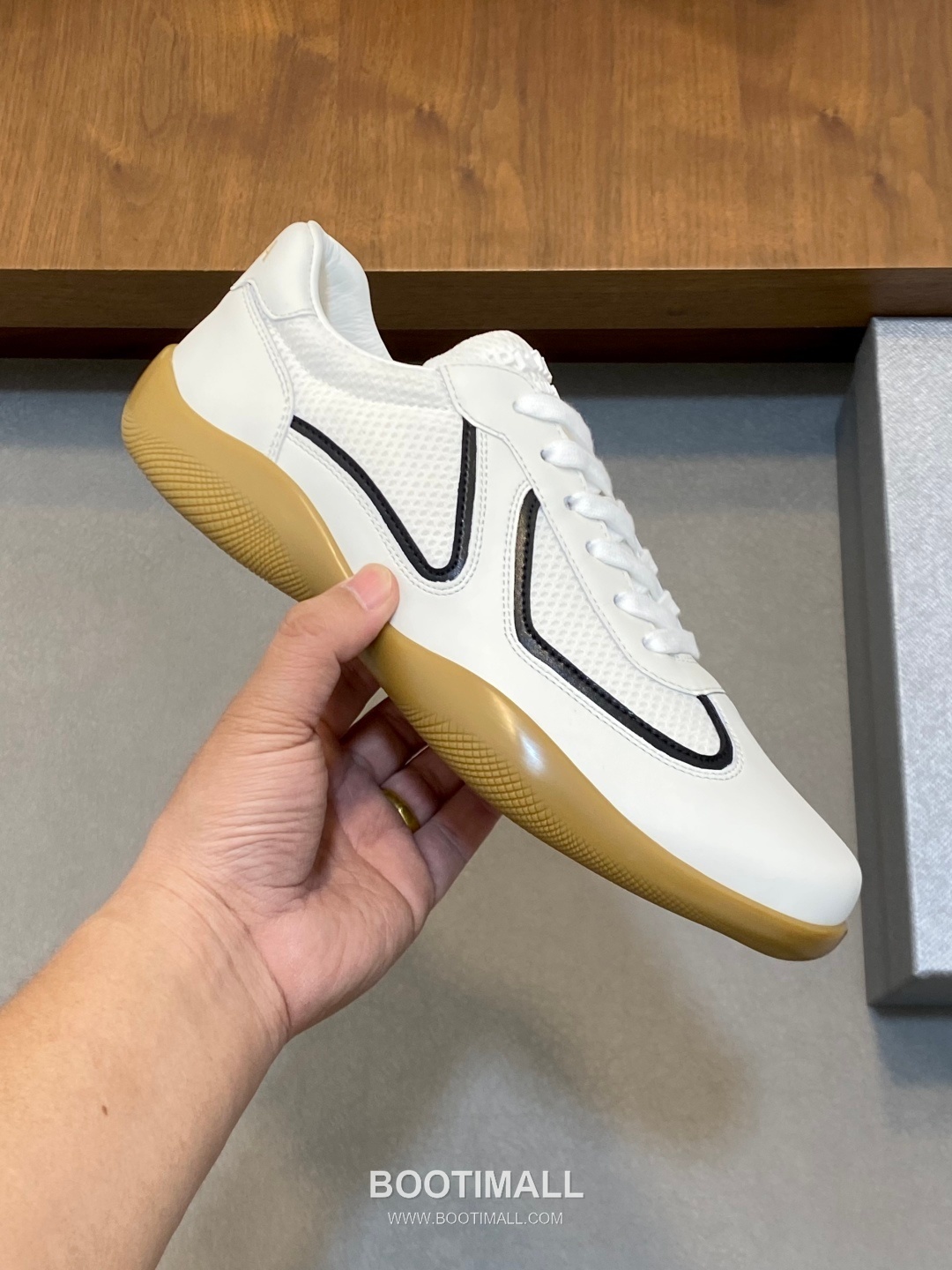 ## 신발 제품 스펙 분석

Prada Panelled Leather Sneakers 프라다 패널드 레더 스니커즈 4E3538 4