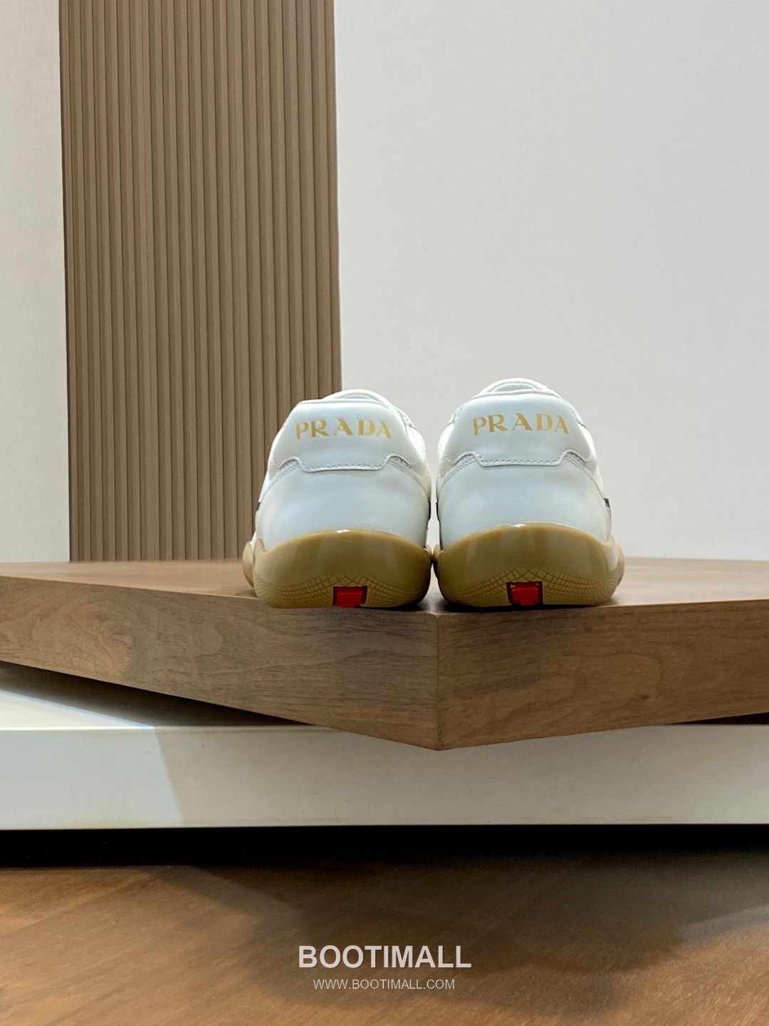 ## 신발 제품 스펙 분석

Prada Panelled Leather Sneakers 프라다 패널드 레더 스니커즈 4E3538 8