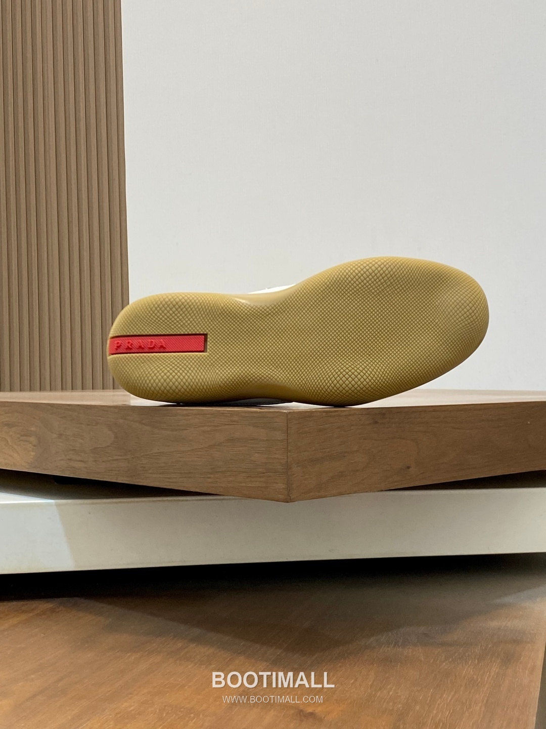 ## 신발 제품 스펙 분석

Prada Panelled Leather Sneakers 프라다 패널드 레더 스니커즈 4E3538 9