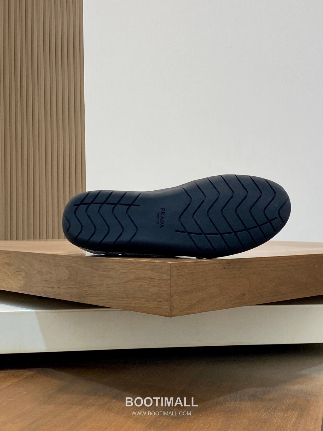 ## 신발 제품 스펙 분석
Prada America's Cup Leather Sneakers 프라다 아메리카스컵 레더 스니커즈 4E3400 9