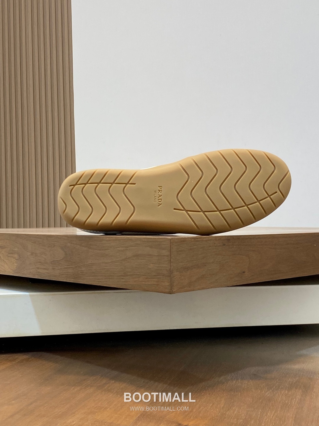 ## 신발 제품 스펙 분석
Prada America's Cup Leather Sneakers 프라다 아메리카스컵 레더 스니커즈 4E3400 9