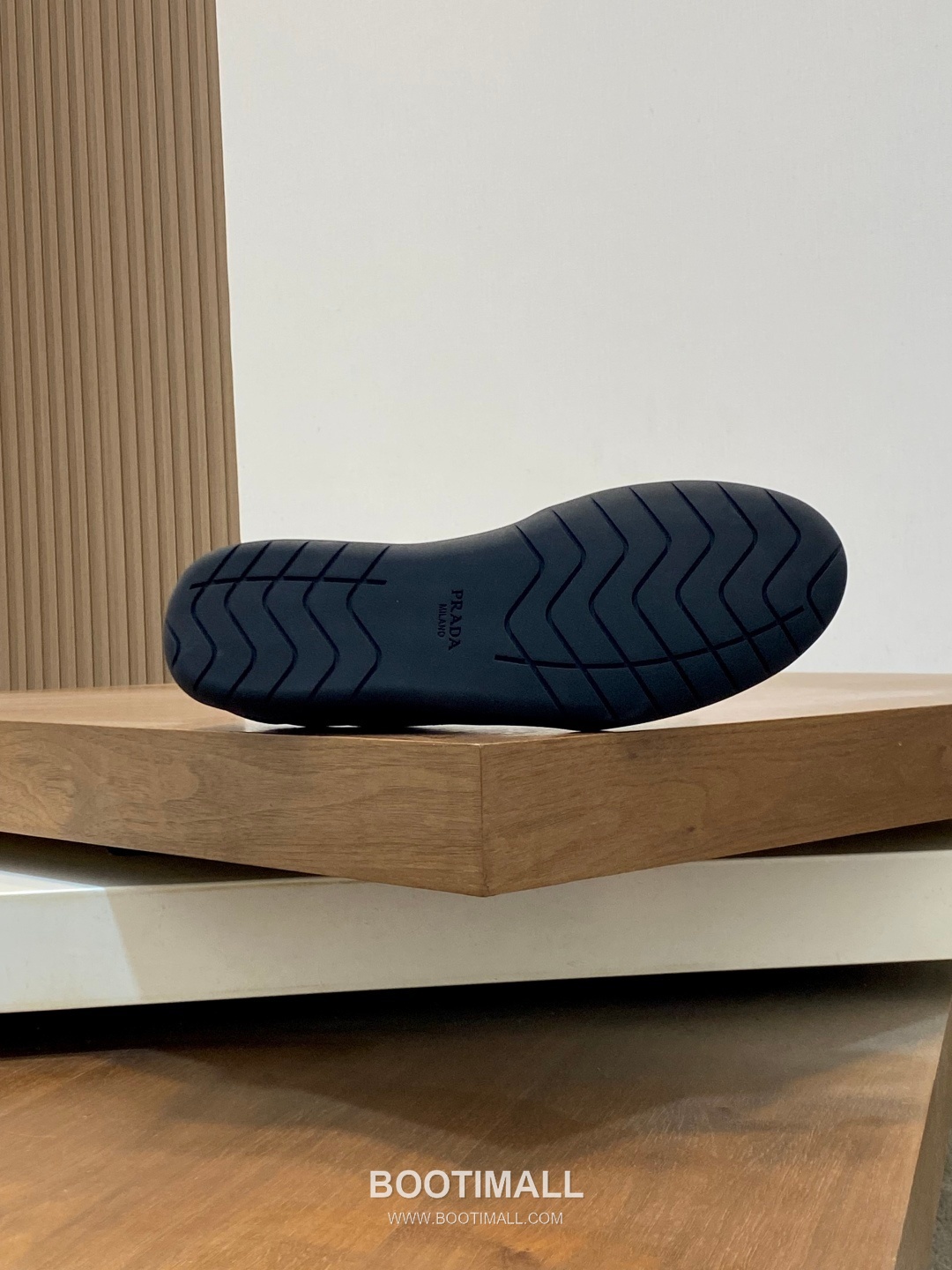 ## 신발 제품 스펙 분석

Prada America's Cup Leather Sneakers 프라다 아메리카스컵 레더 스니커즈 4E3400 9